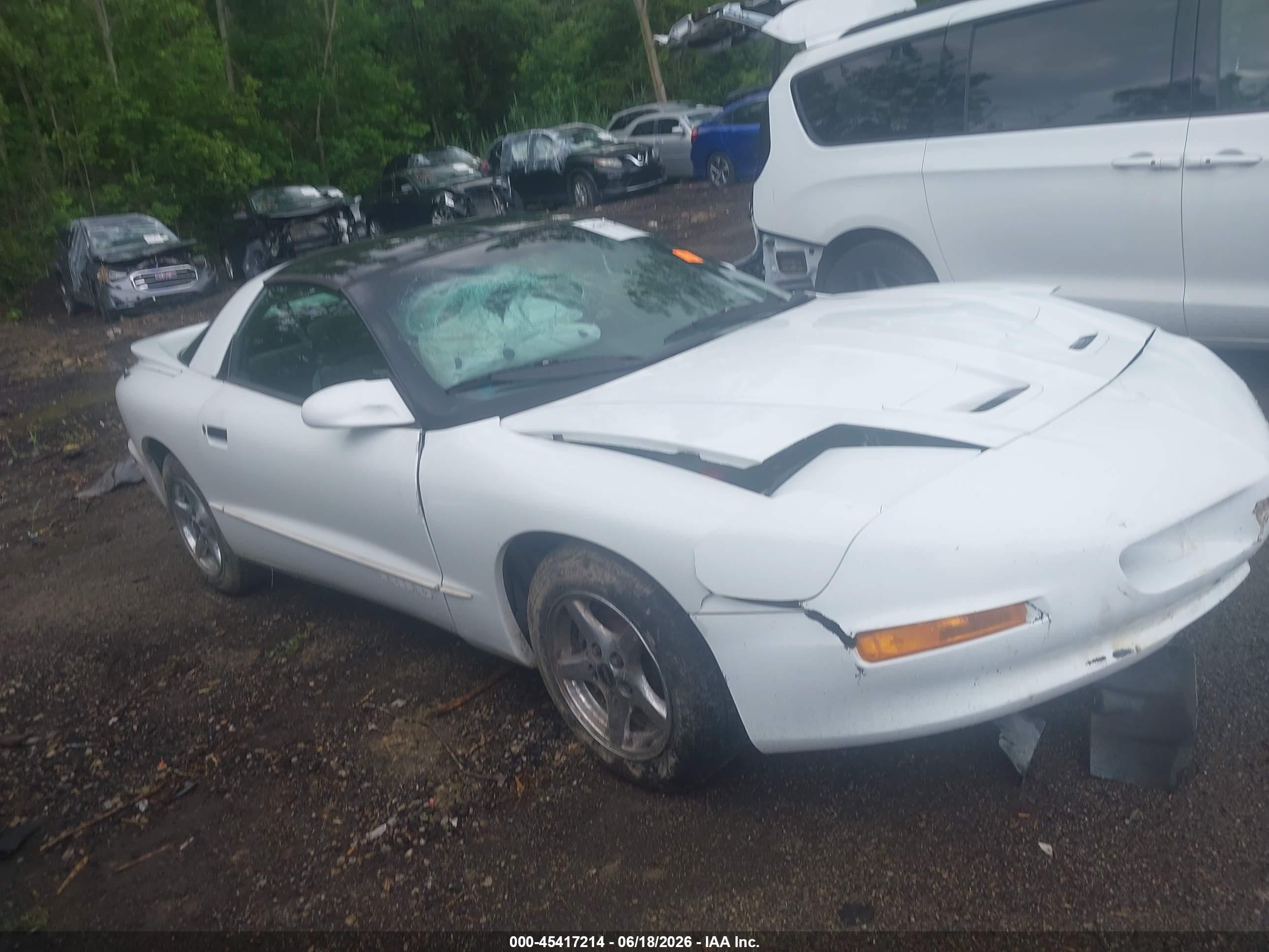 1995 Pontiac Firebird Firebird, VIN 2G2FS22S6S2245115 — Front end