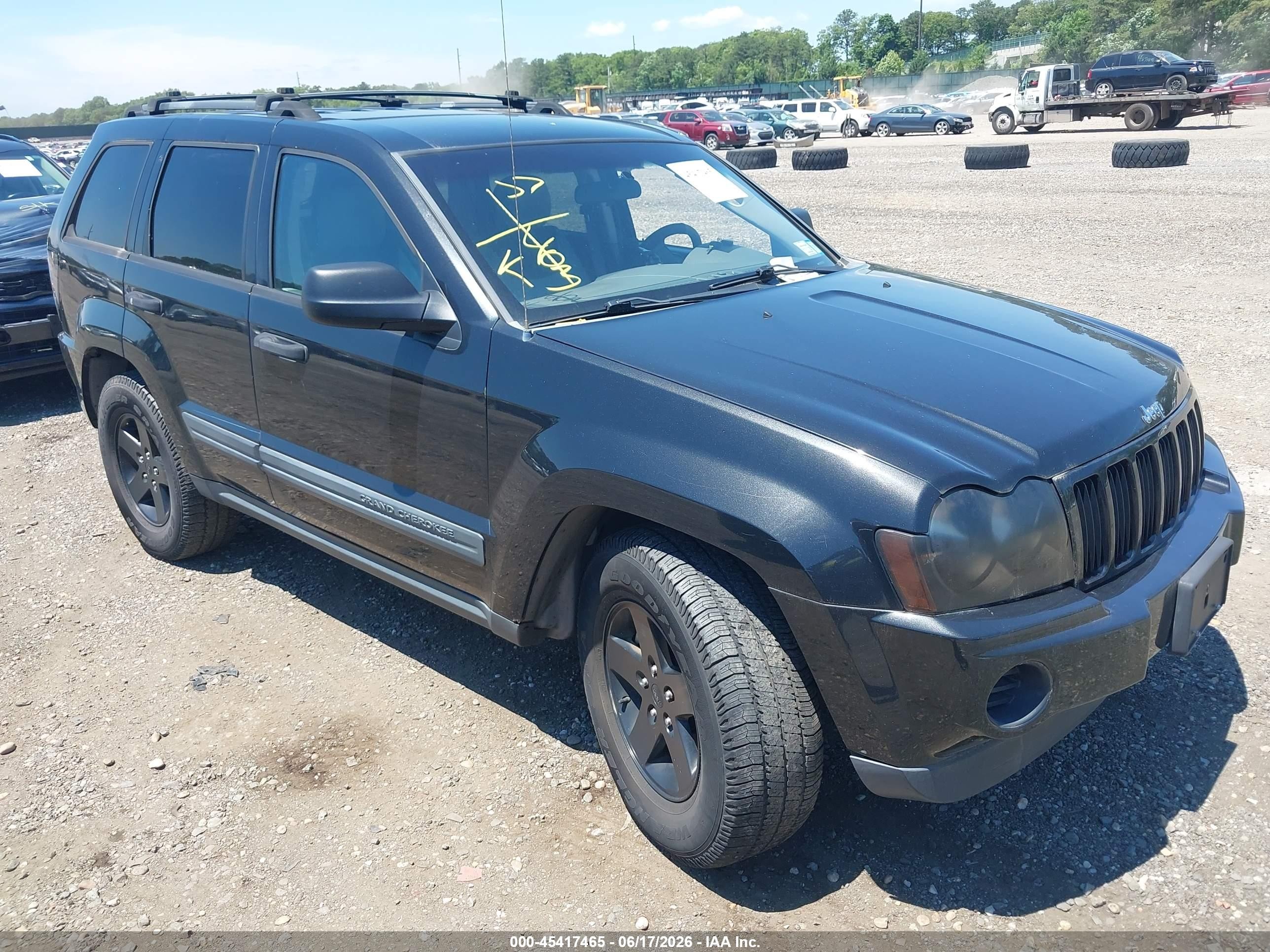 2005 Jeep Grand Cherokee Laredo, VIN 1J4GR48KX5C565566 — Front end