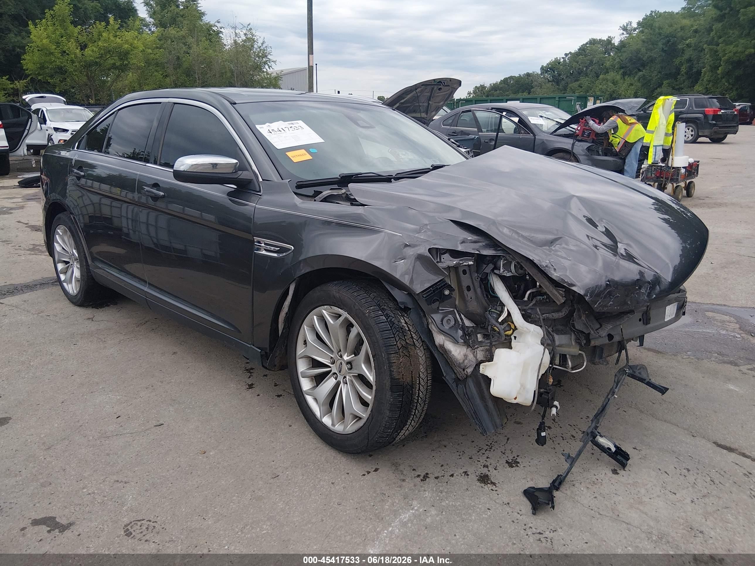2018 Ford Taurus Limited, VIN 1FAHP2F80JG106244 — Front end