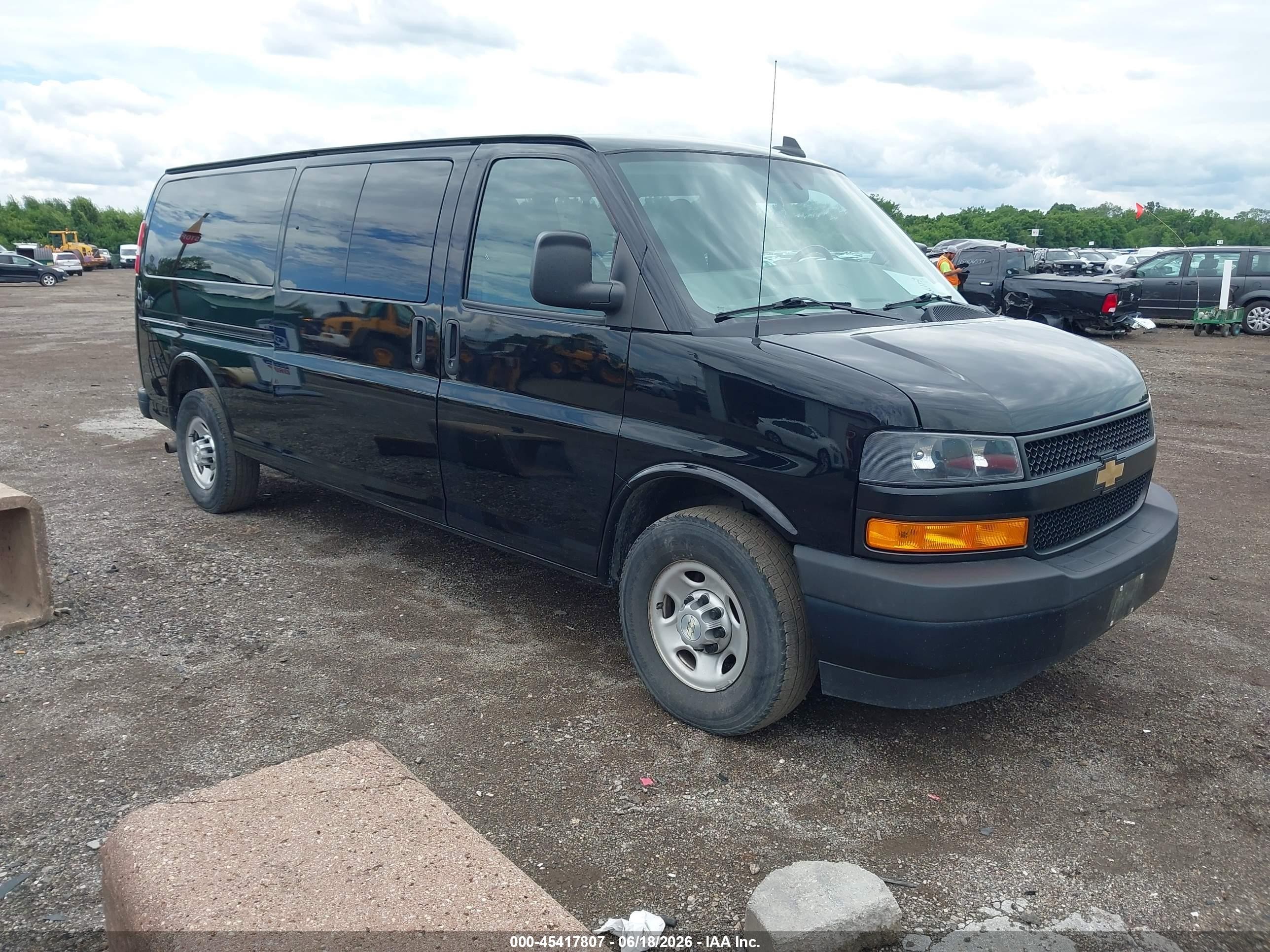 2020 Chevrolet Express Passenger LS, VIN 1GAZGNFG3L1254197 — Normal wear