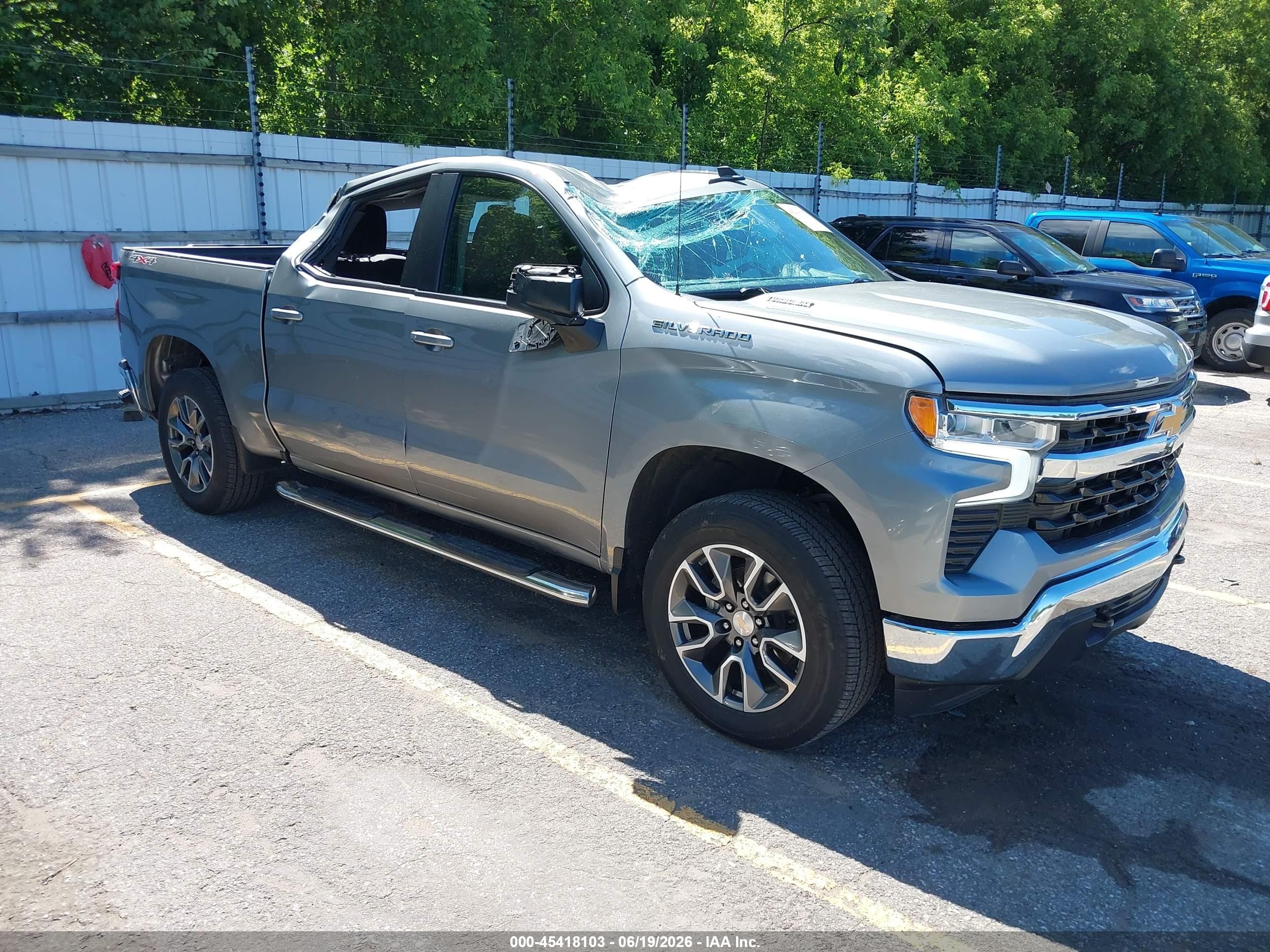 2025 Chevrolet Silverado 1500 LT, VIN 3GCPKKEK9SG106668 — Стихия