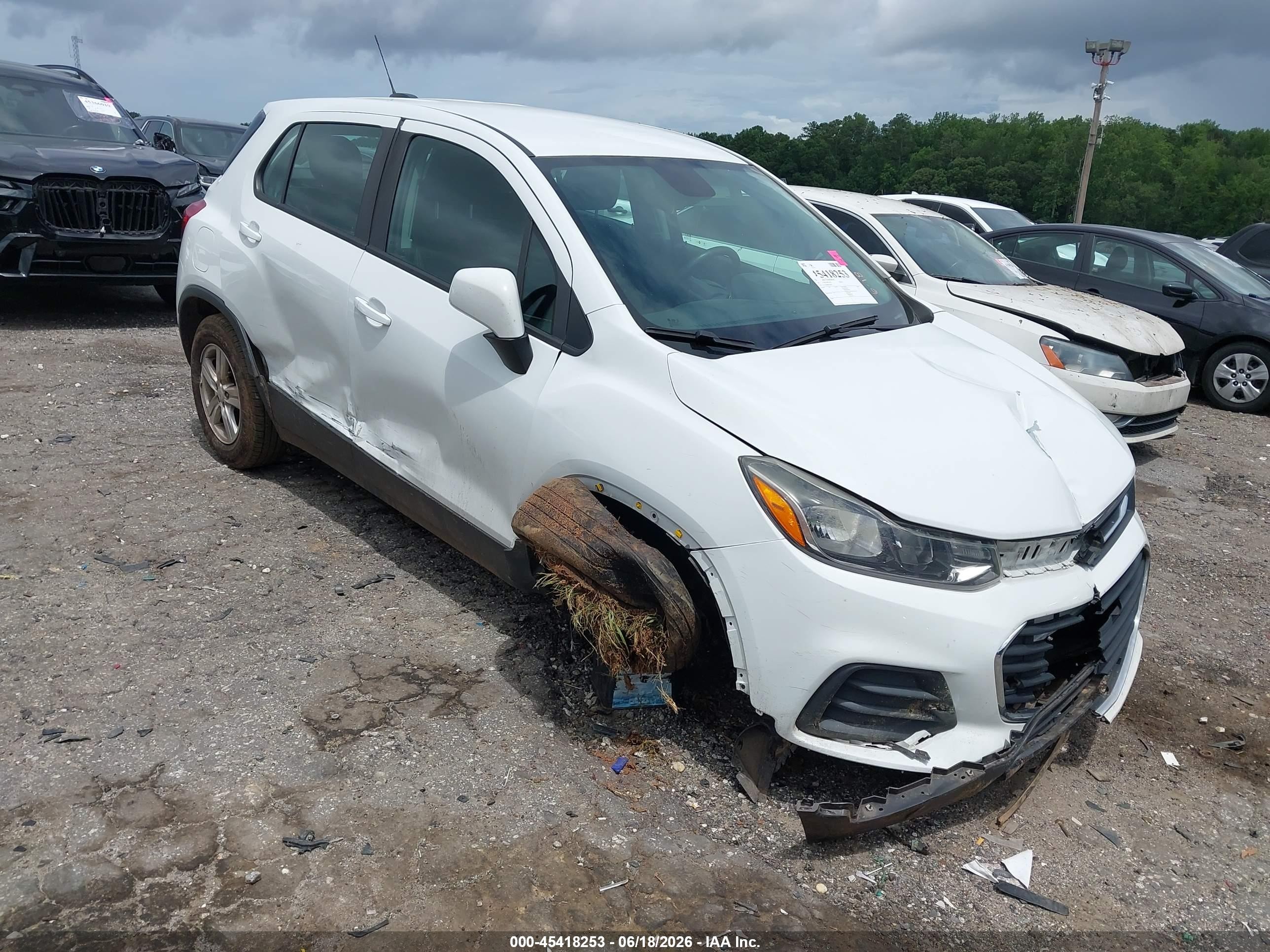 2018 Chevrolet Trax LS, VIN KL7CJNSB9JB579482 — Бок
