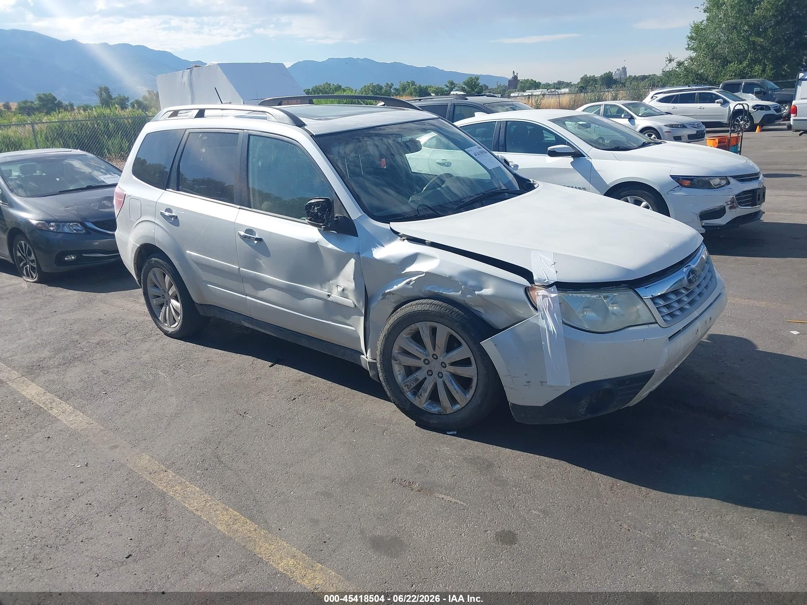 2011 Subaru Forester X Premium, VIN JF2SHBDC1BH746626 — Бок
