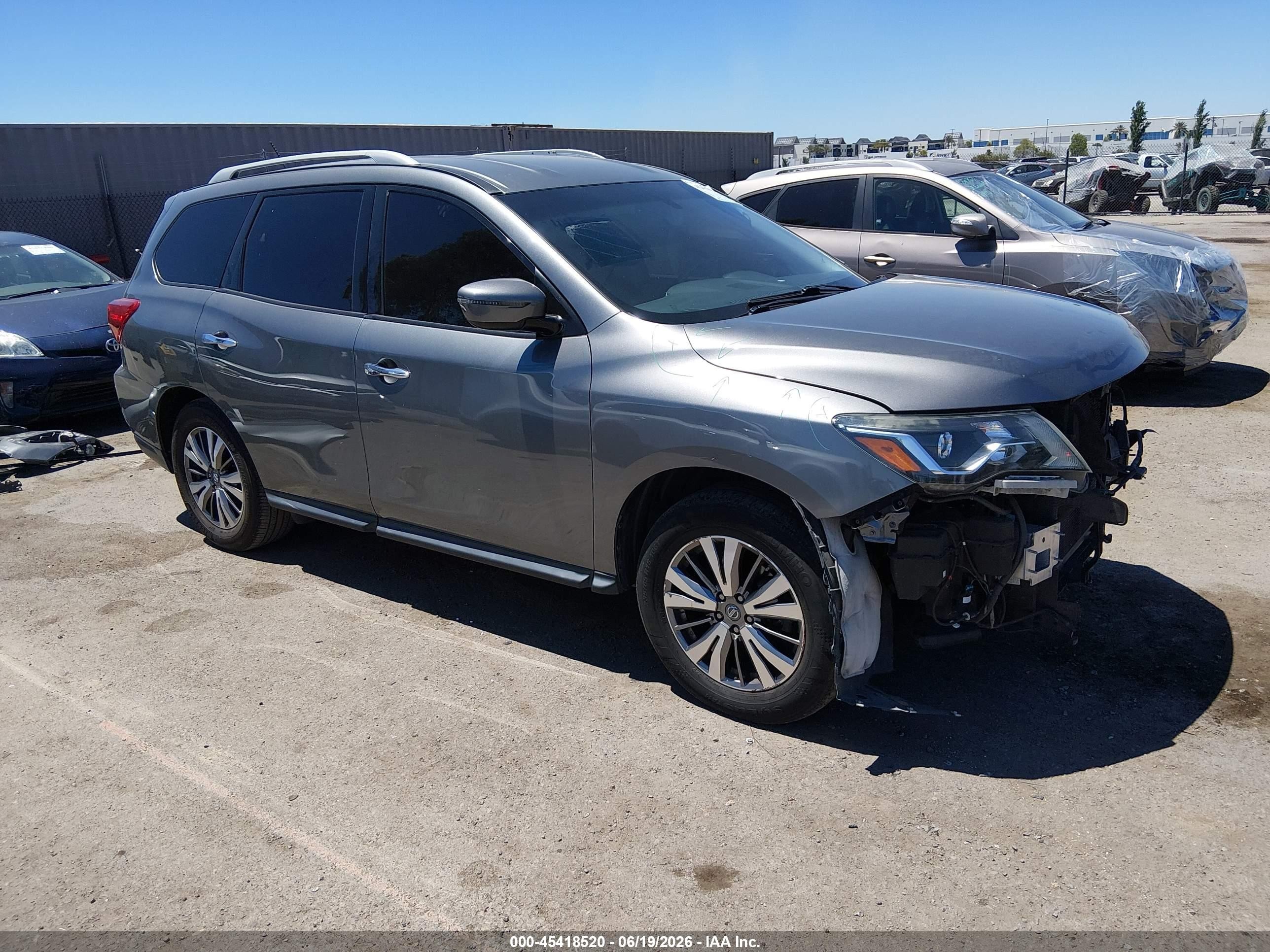 2018 Nissan Pathfinder S, VIN 5N1DR2MN3JC617302 — Перед
