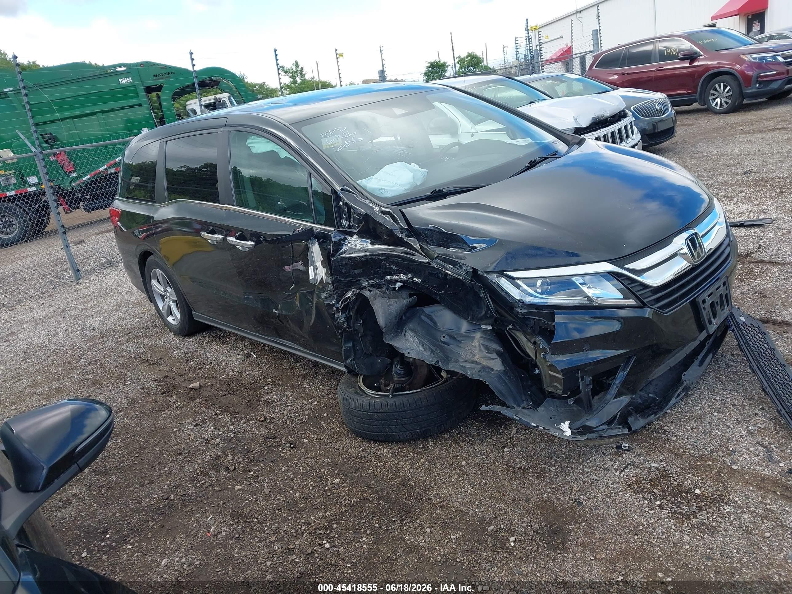 2018 Honda Odyssey EX-L, VIN 5FNRL6H72JB082660 — Front end