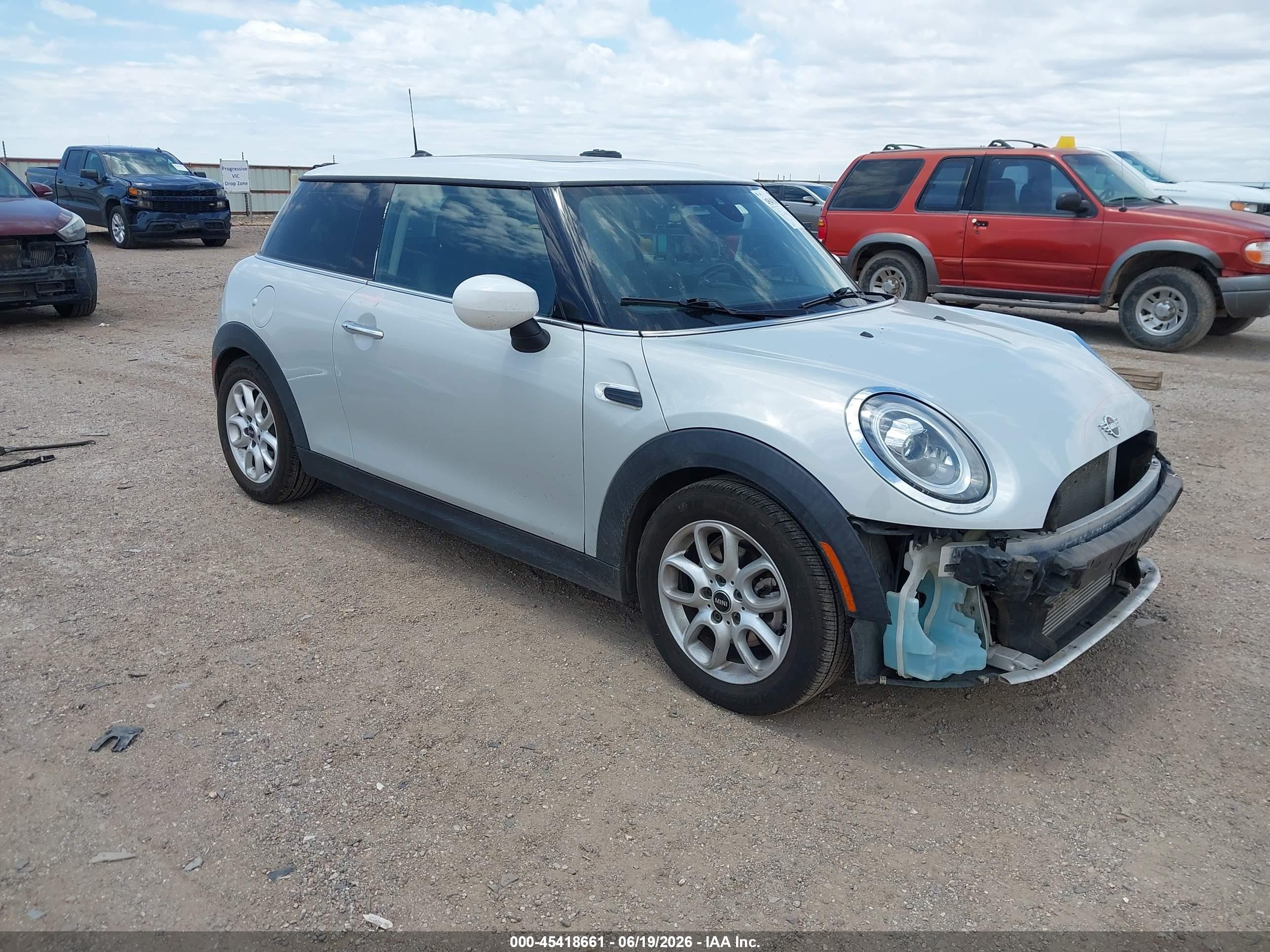 2020 MINI Hardtop Cooper, VIN WMWXR3C06L2M55782 — Перед