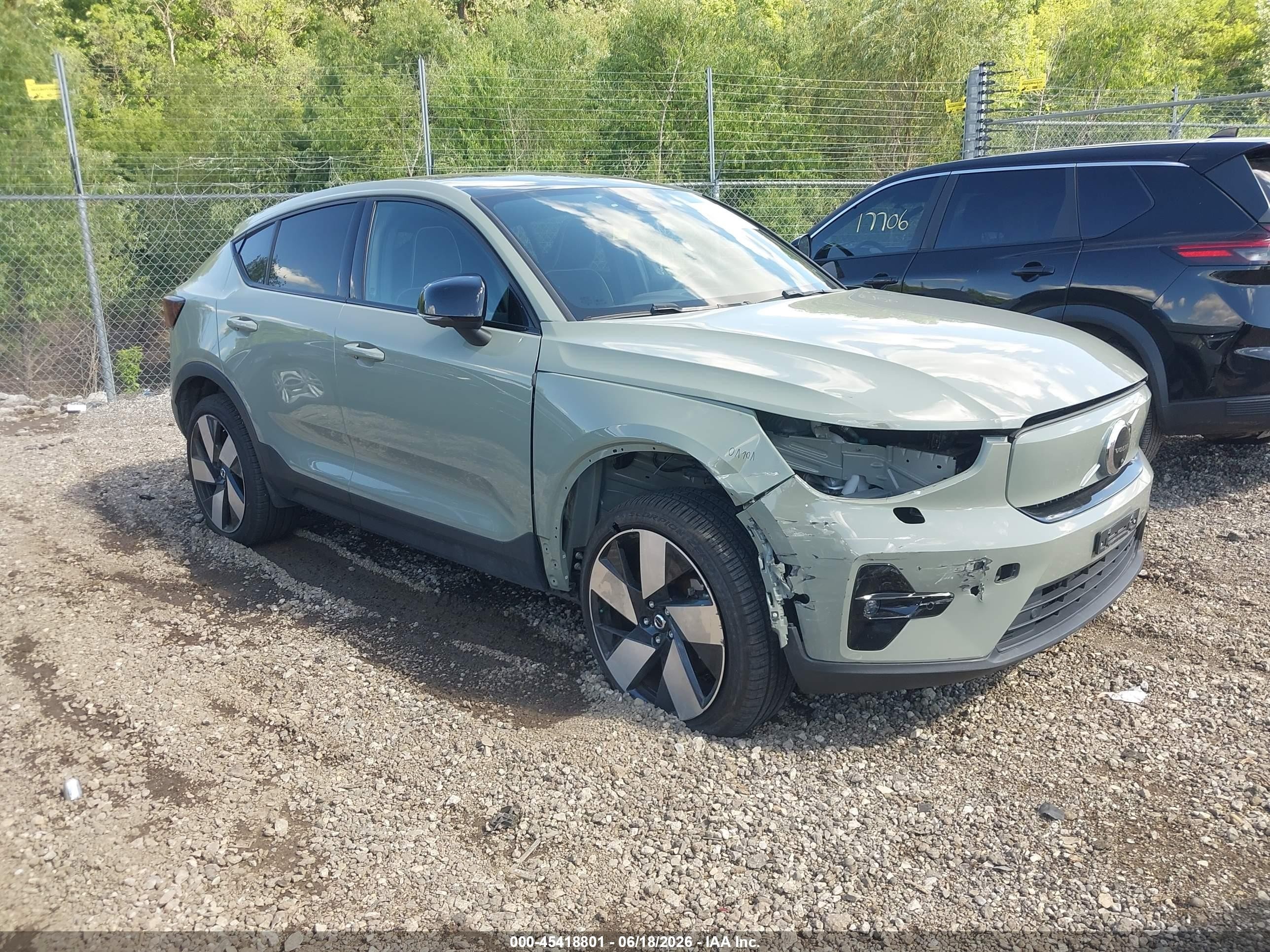 2023 Volvo C40 Ultimate, VIN YV4ED3GMXP2056740 — Front end