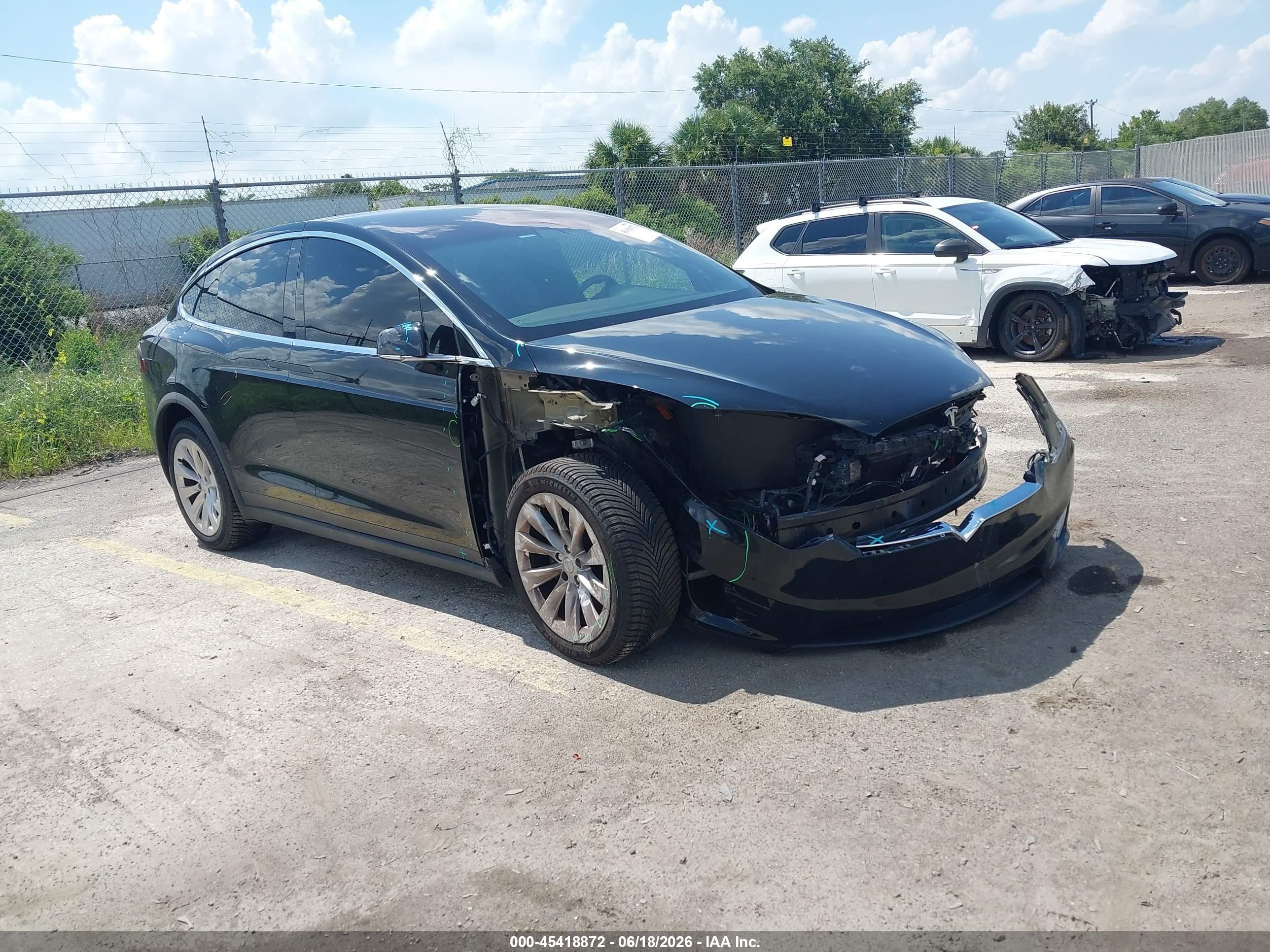 2019 Tesla Model X 75D, VIN 5YJXCDE24KF152794 — Front end