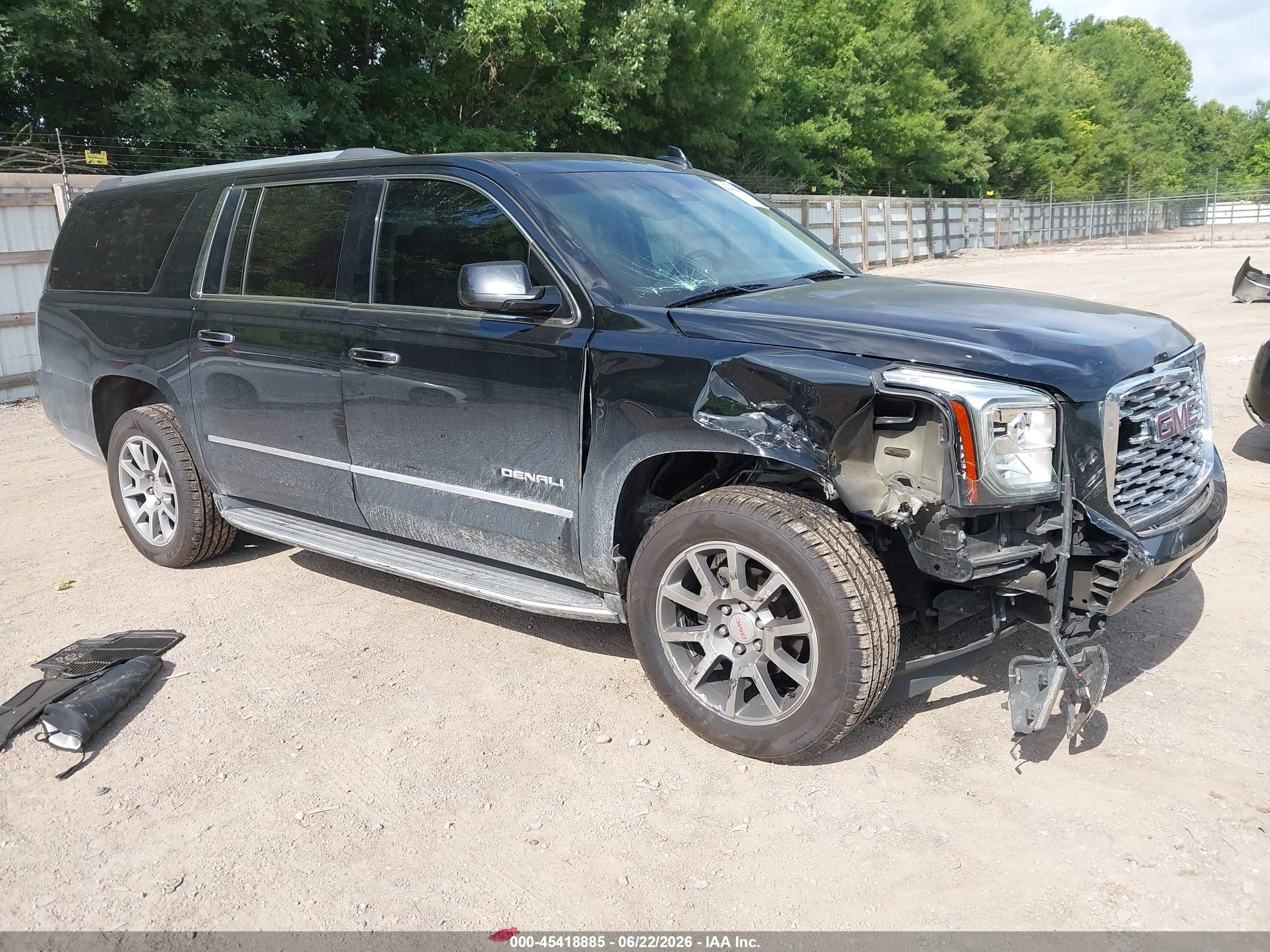 2018 GMC Yukon XL Denali, VIN 1GKS2HKJ7JR160420 — Front end