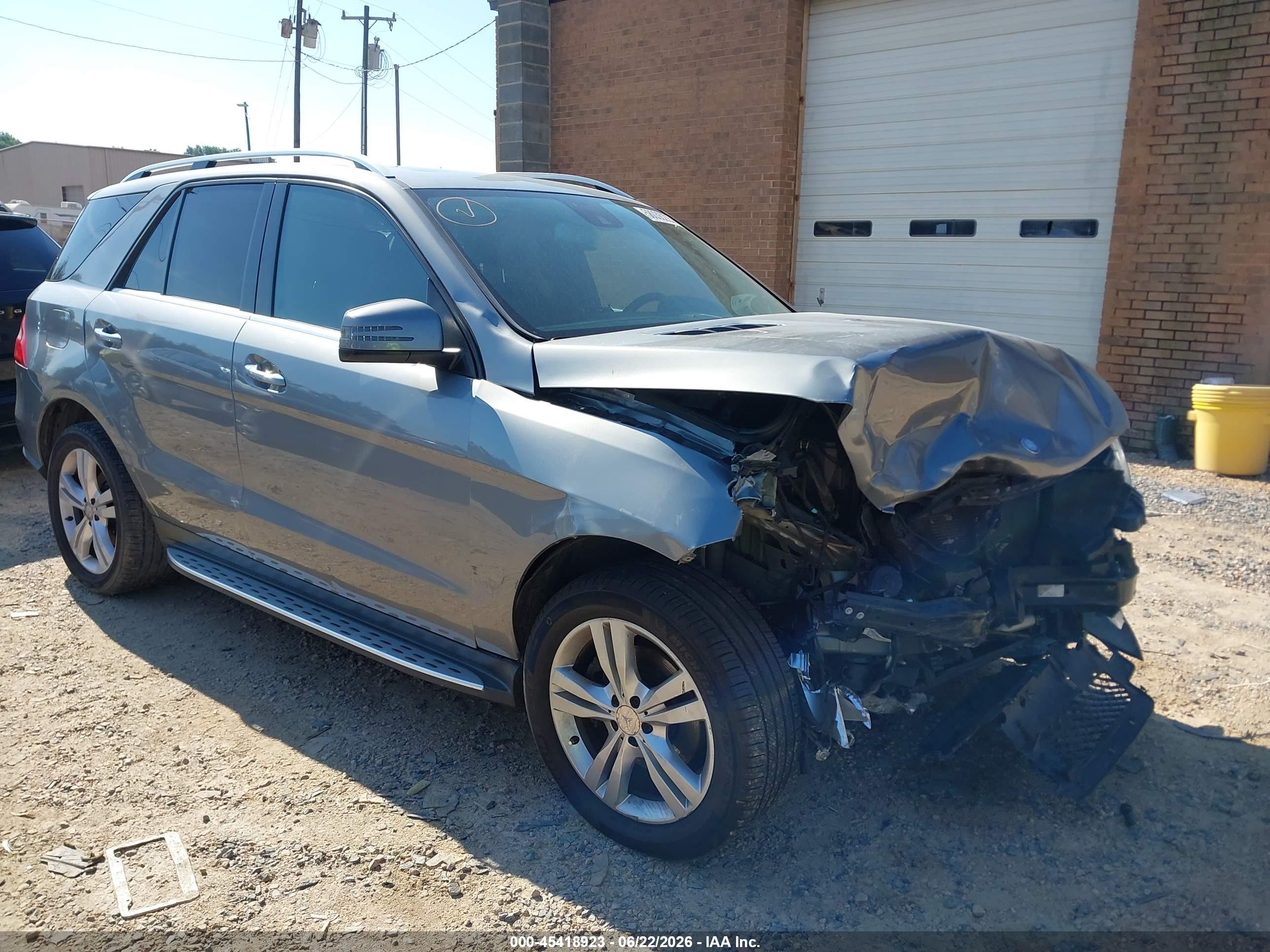 2015 Mercedes-Benz M 350, VIN 4JGDA5HB2FA587513 — Front end
