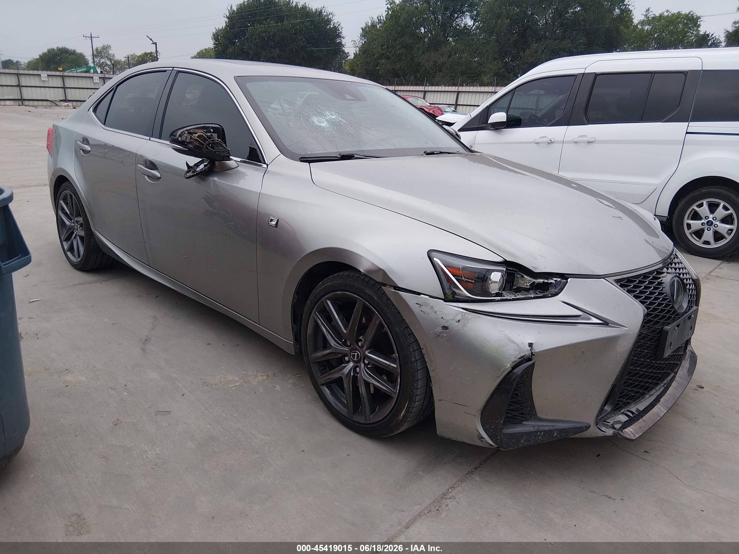 2018 Lexus IS 300, VIN JTHBA1D29J5069070 — Перед
