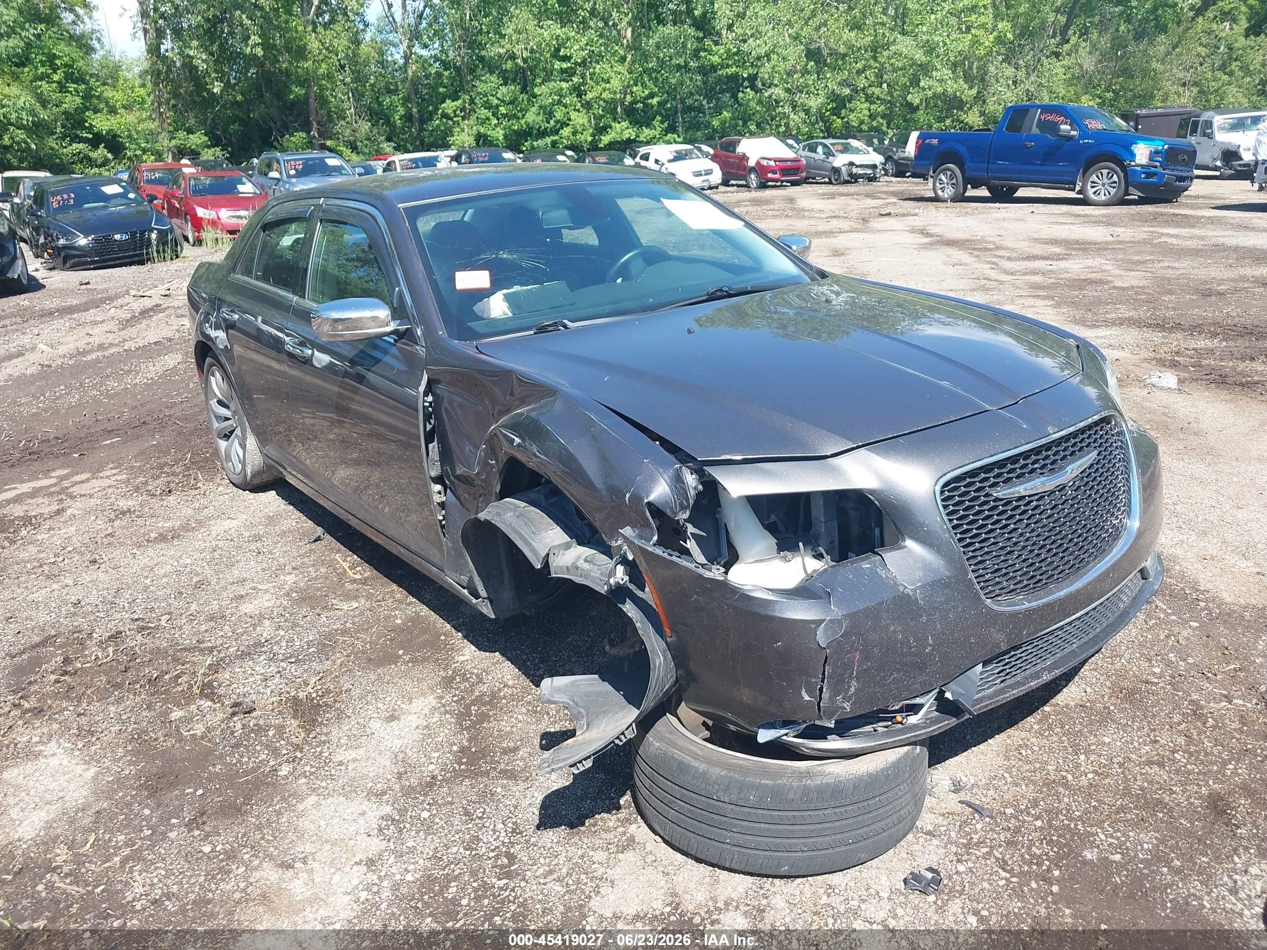 2018 Chrysler 300 Limited, VIN 2C3CCAEG9JH193735 — Перед