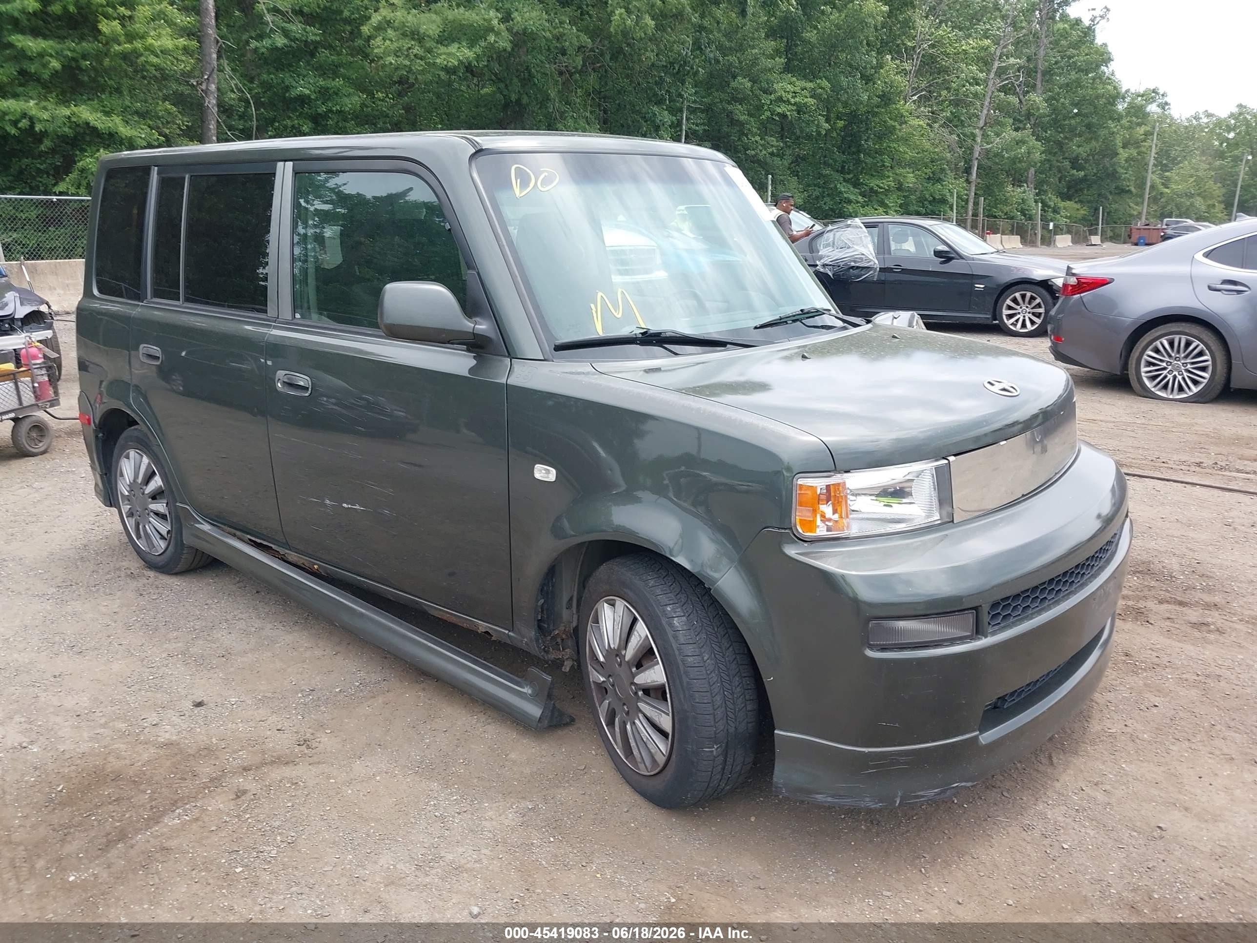 2005 Scion xB, VIN JTLKT324650174846 — Side