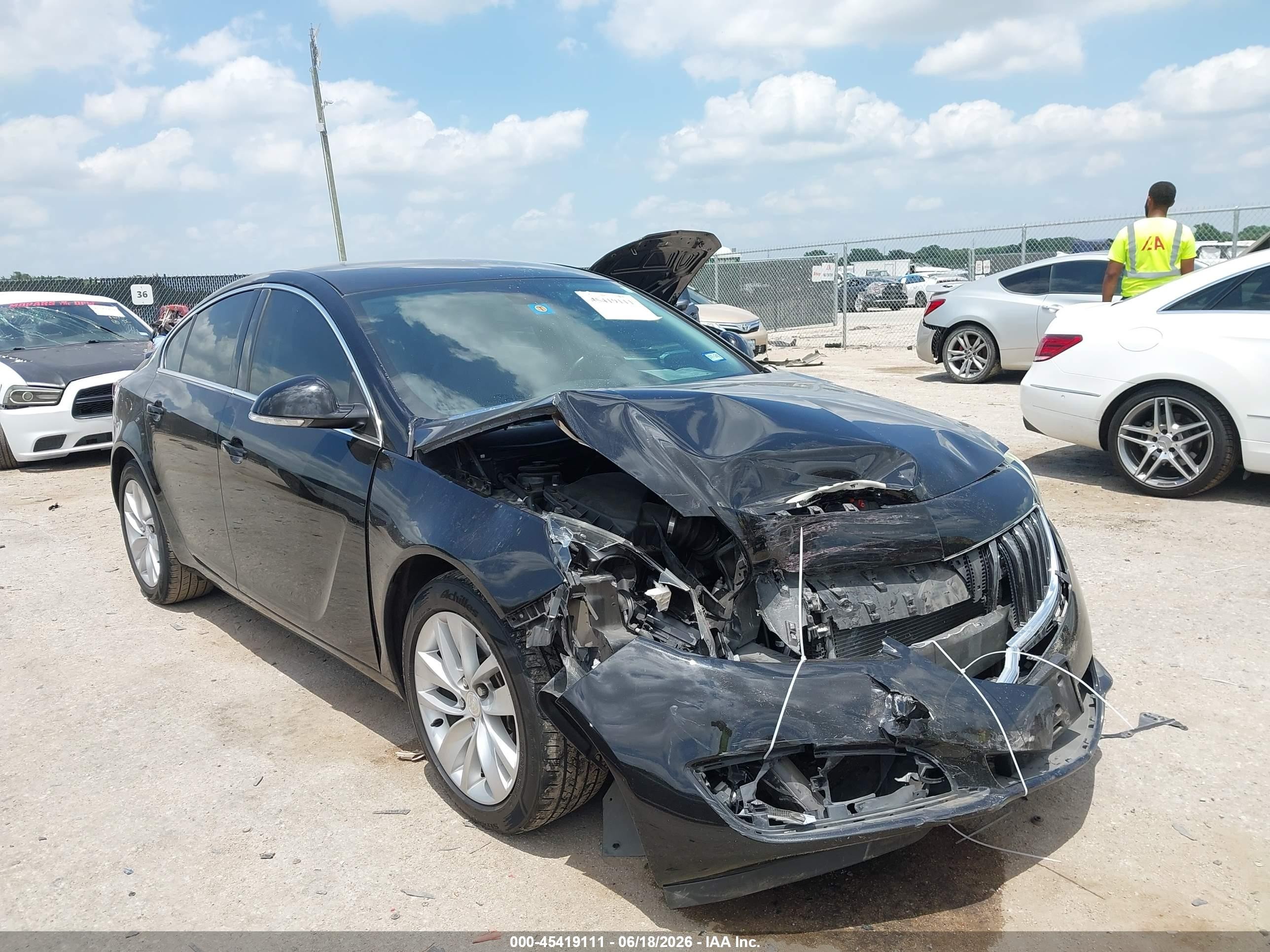 2016 Buick Regal, VIN 2G4GK5EX6G9121543 — Front end