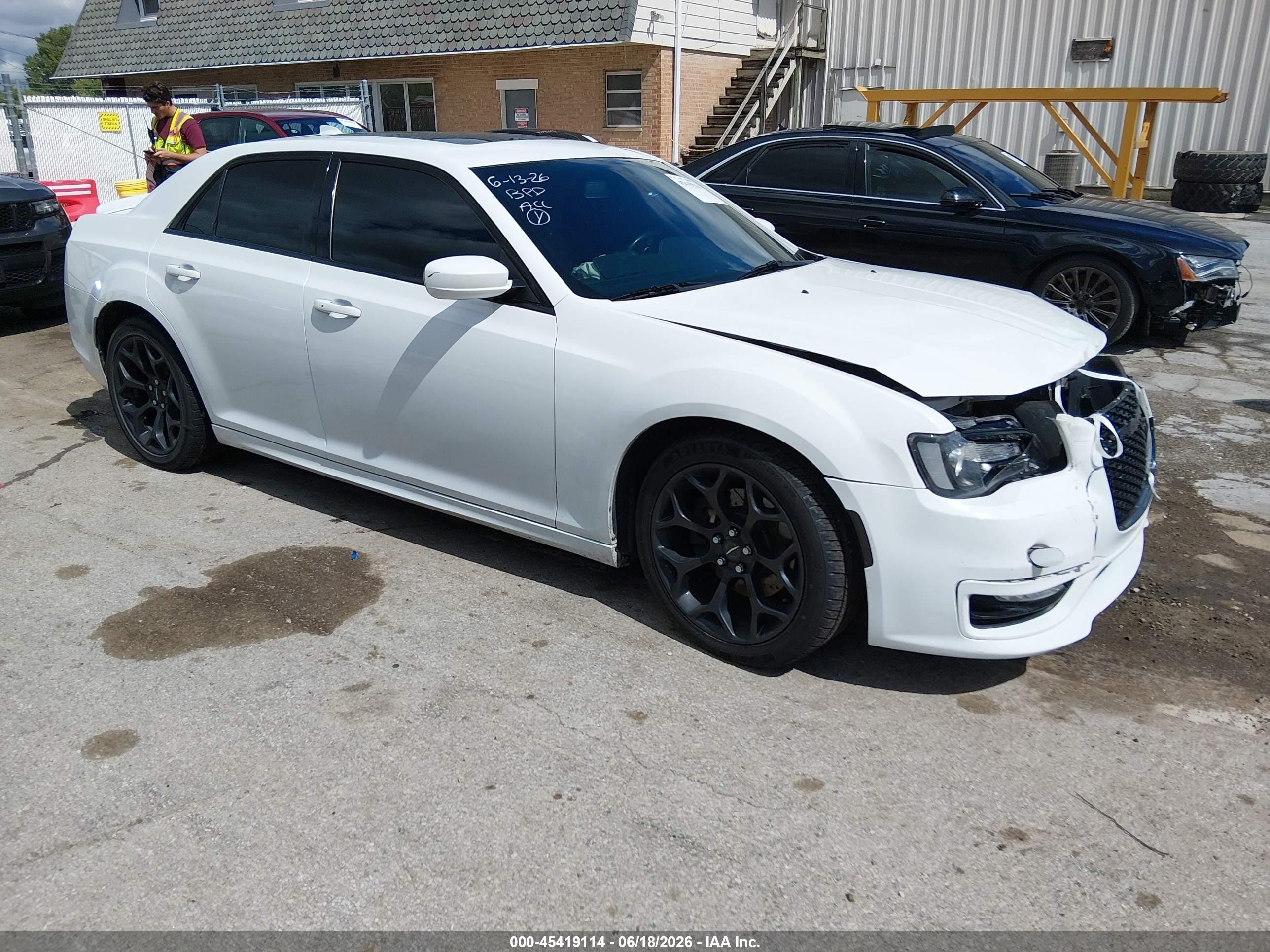2020 Chrysler 300 S, VIN 2C3CCABT9LH141879 — Front end