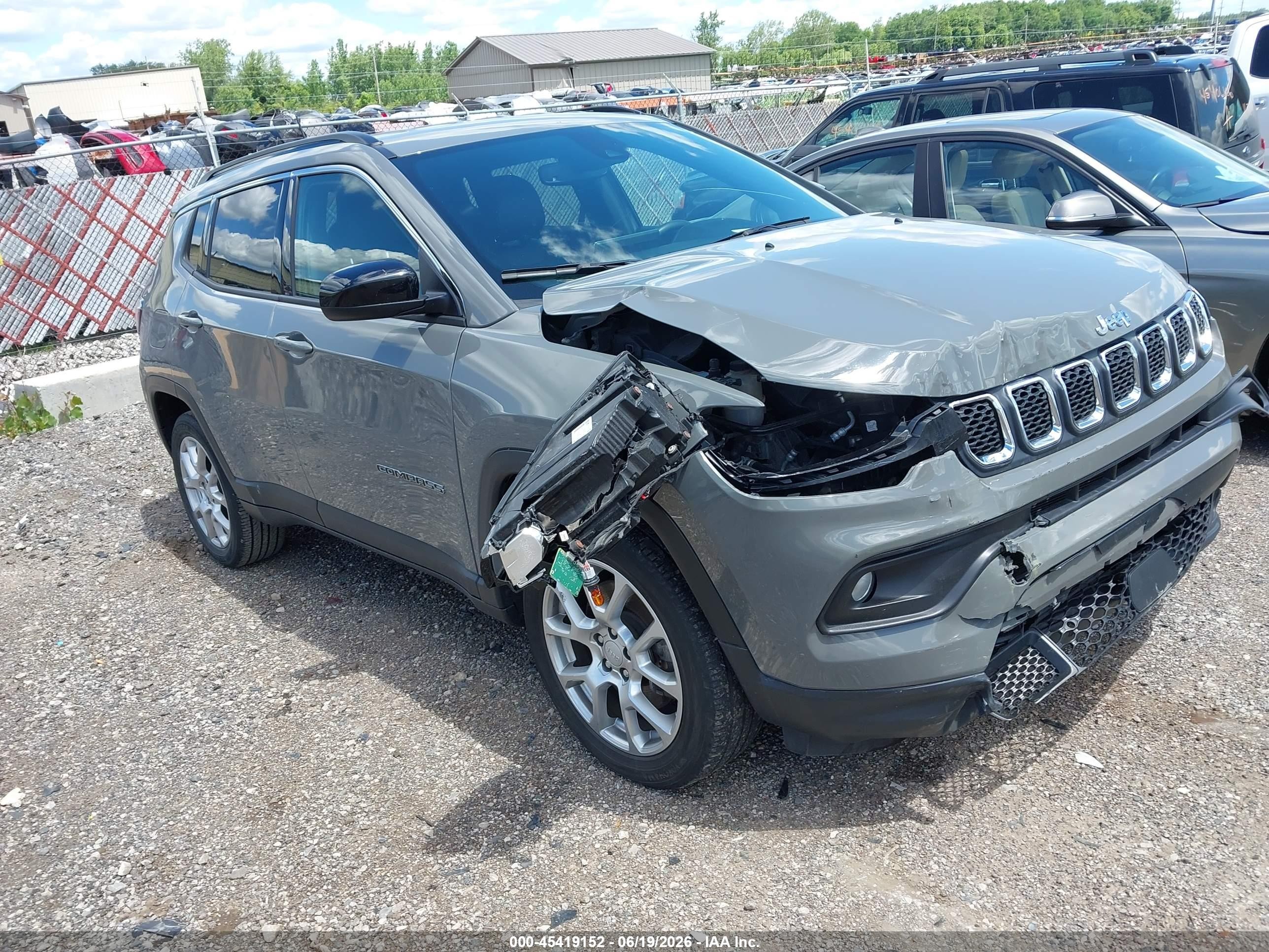 2023 Jeep Compass Latitude Lux, VIN 3C4NJDFN8PT546975 — Front end