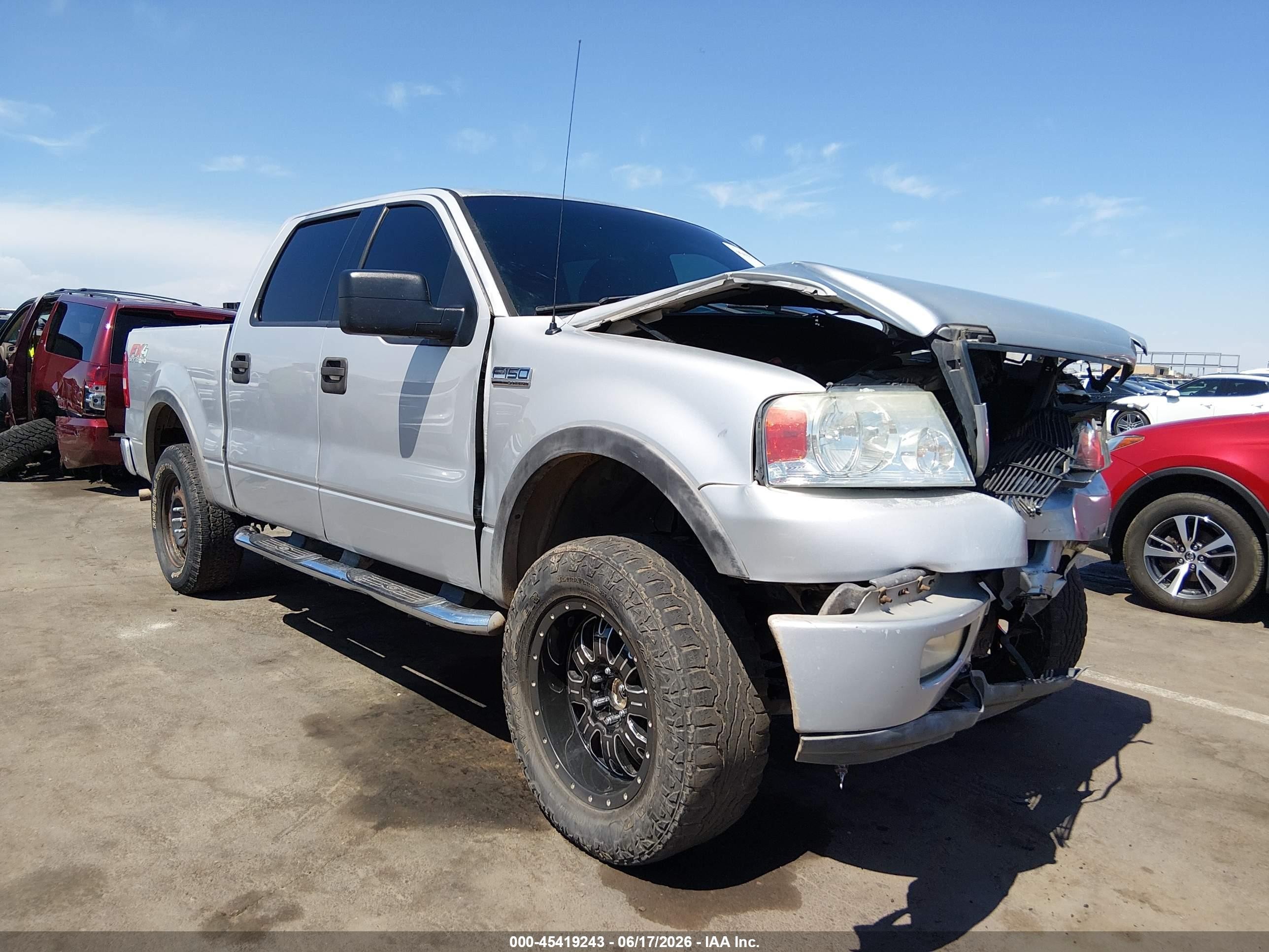 2004 Ford F-150 XLT, VIN 1FTPW145X4KC42295 — Front end