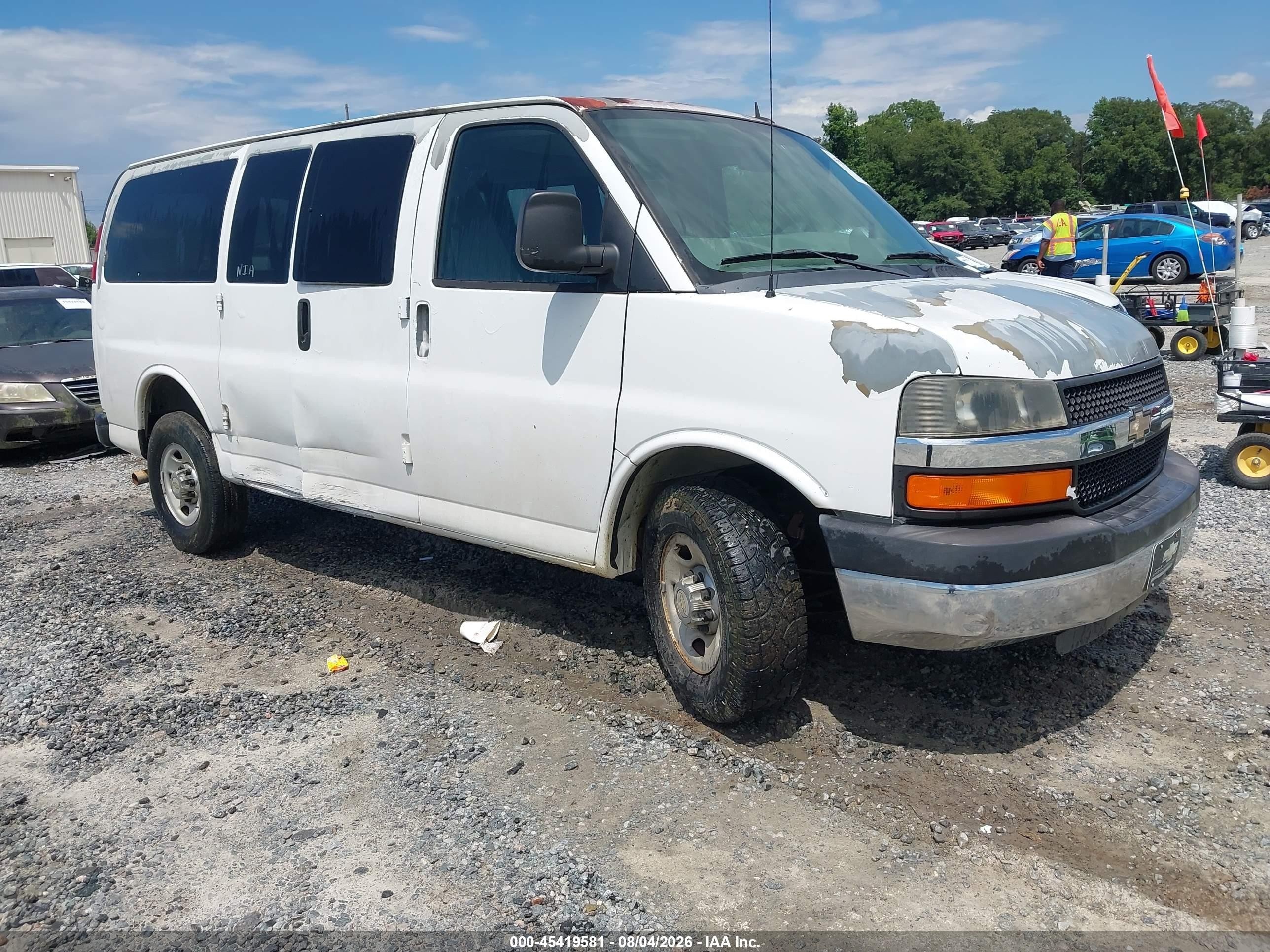 2011 Chevrolet Express Passenger 1LT, VIN 1GAWGRFA7B1187155 — Side