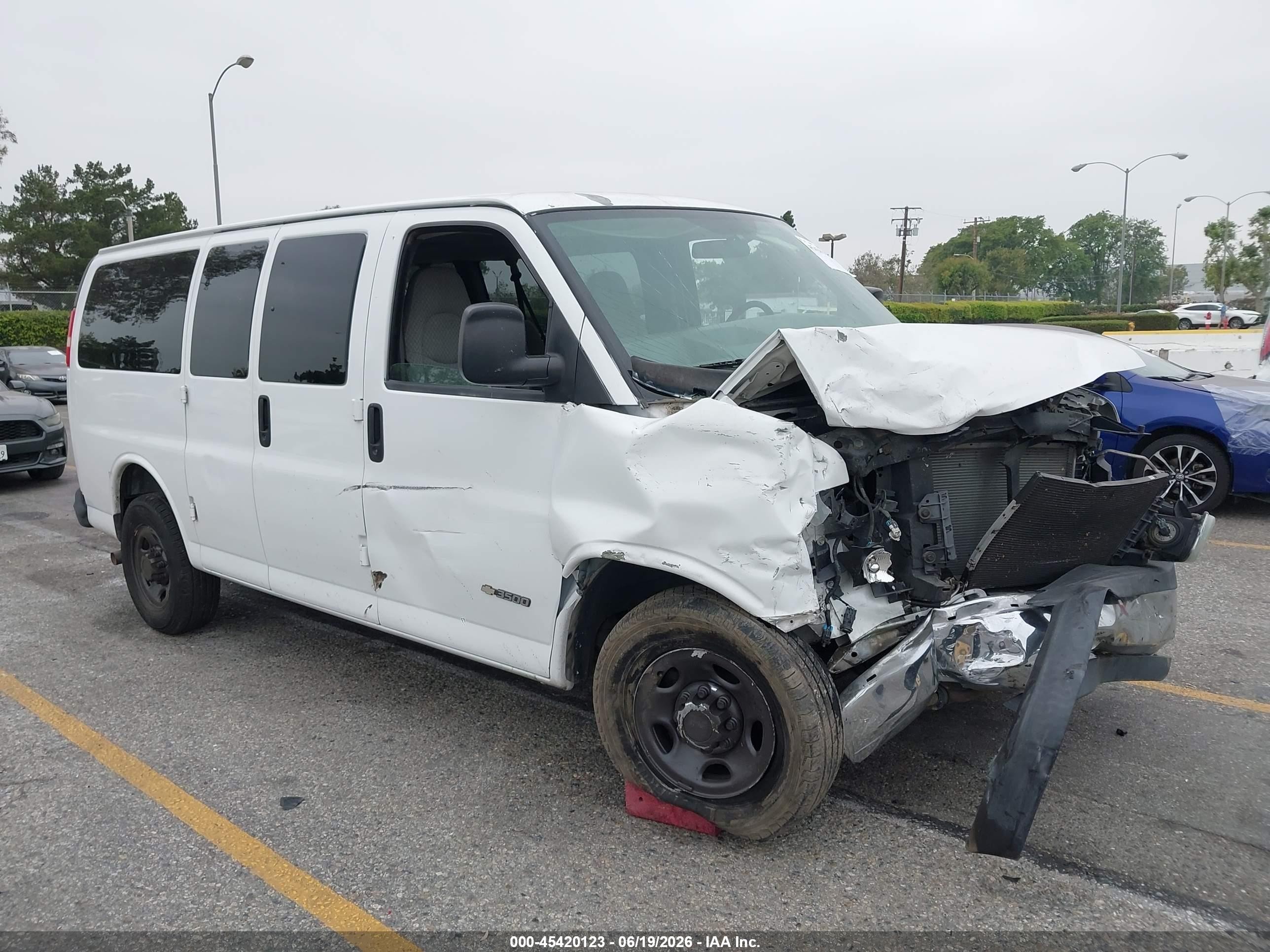 2006 Chevrolet Express Passenger, VIN 1GAHG35U161239614 — Перед