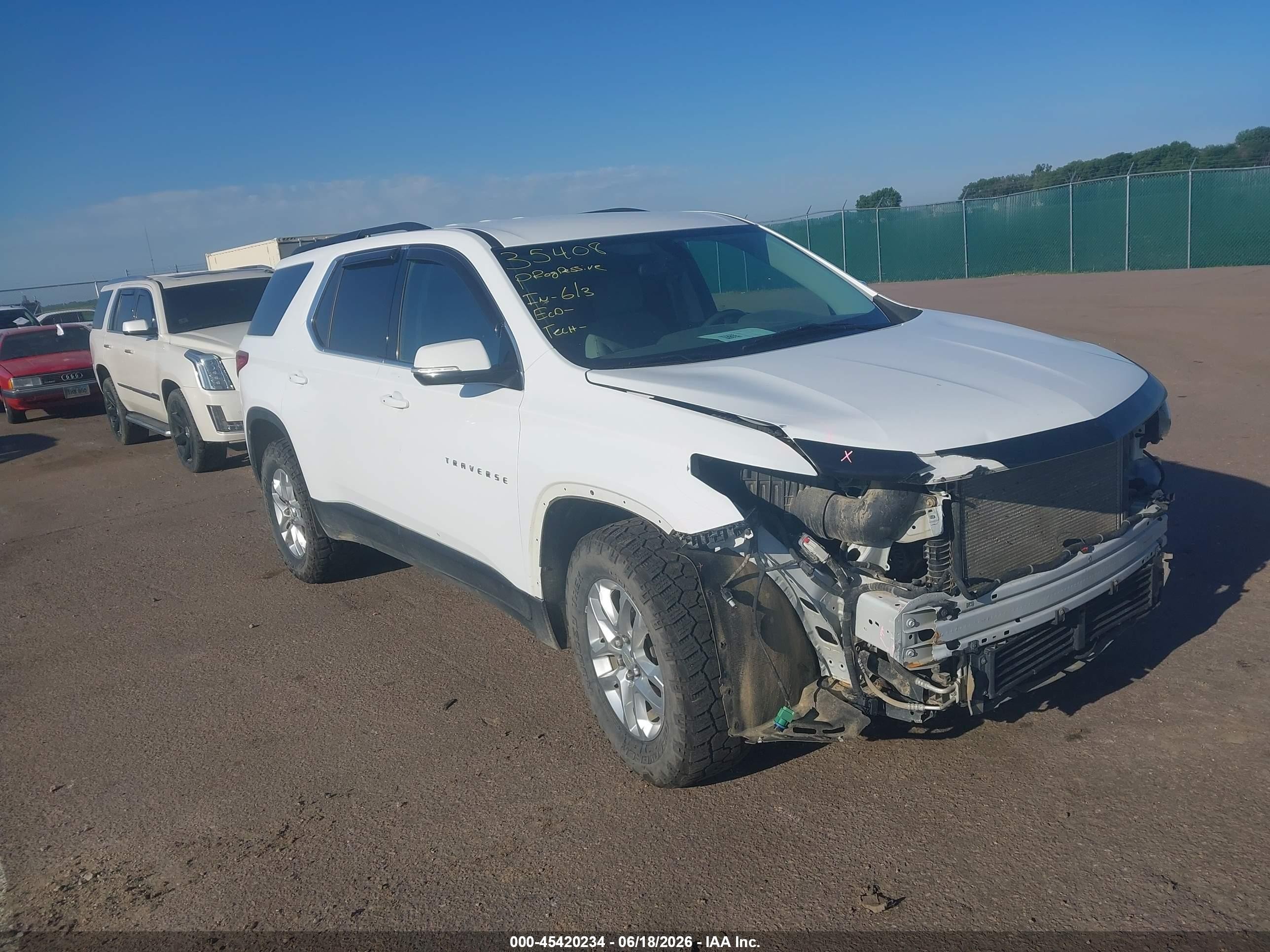 2019 Chevrolet Traverse LT Cloth, VIN 1GNEVGKW6KJ116633 — Front end