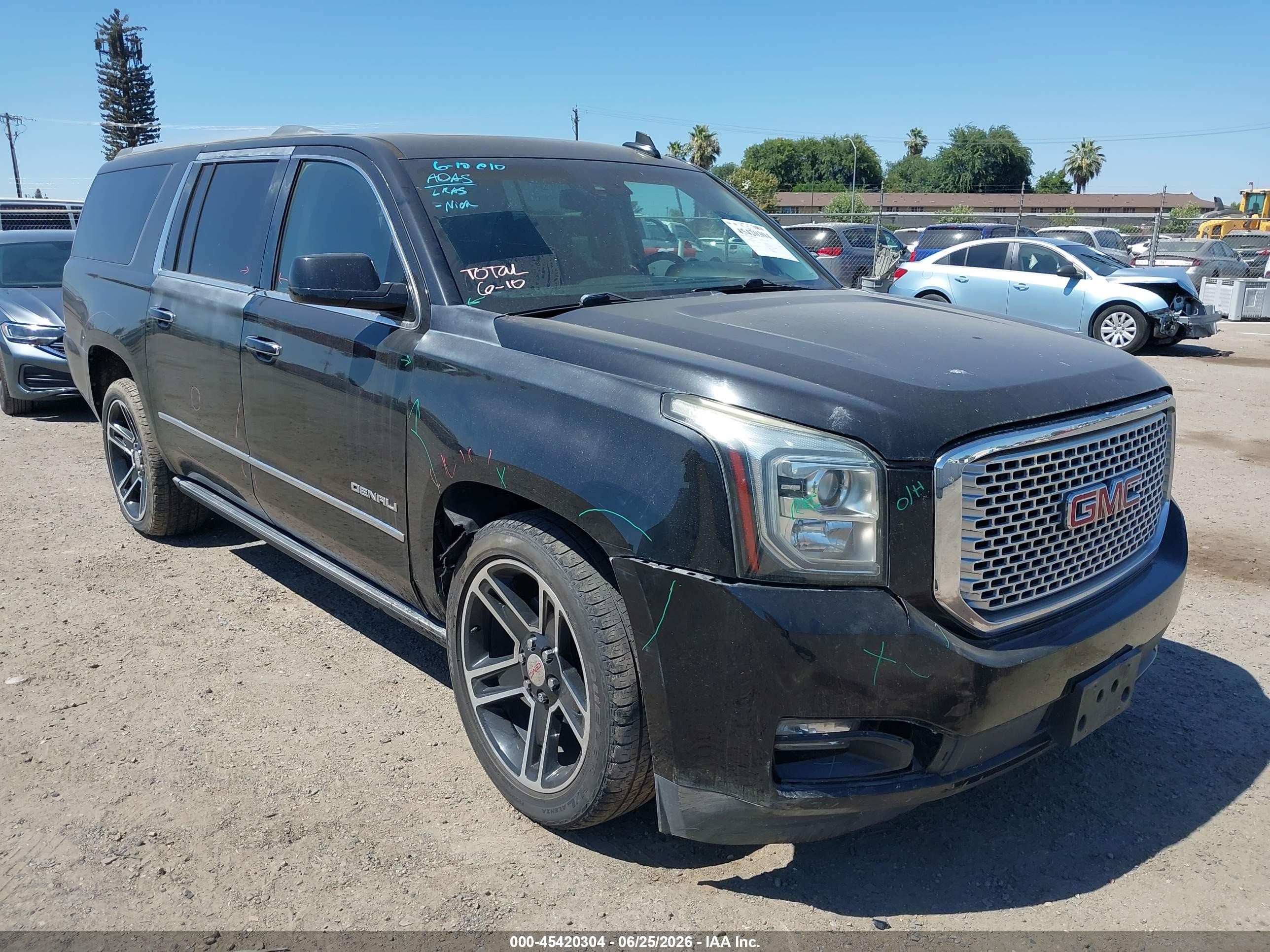 2015 GMC Yukon XL Denali, VIN 1GKS2JKJ4FR590498 — Side