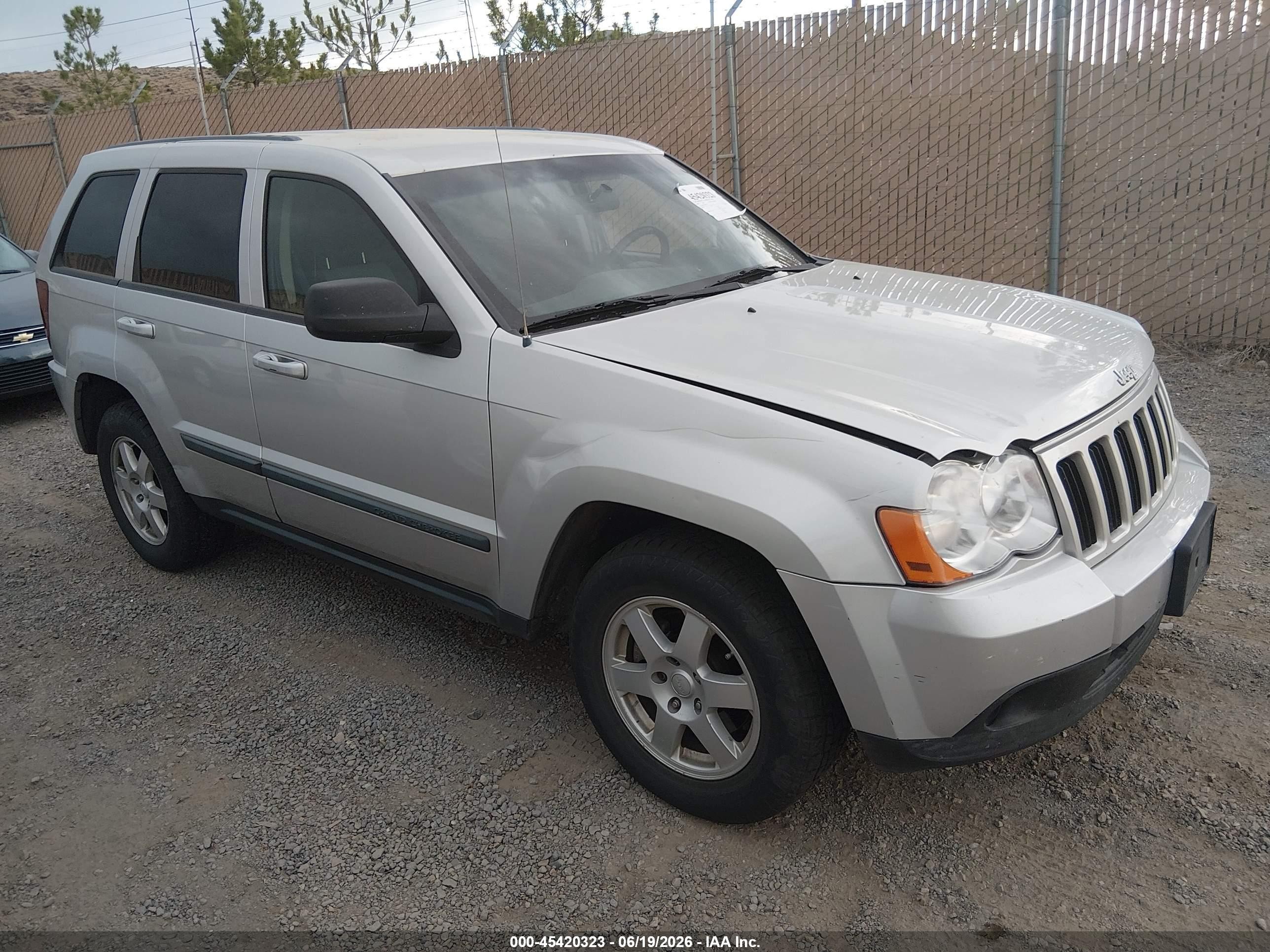 2008 Jeep Grand Cherokee Laredo, VIN 1J8GR48K38C225694 — Side