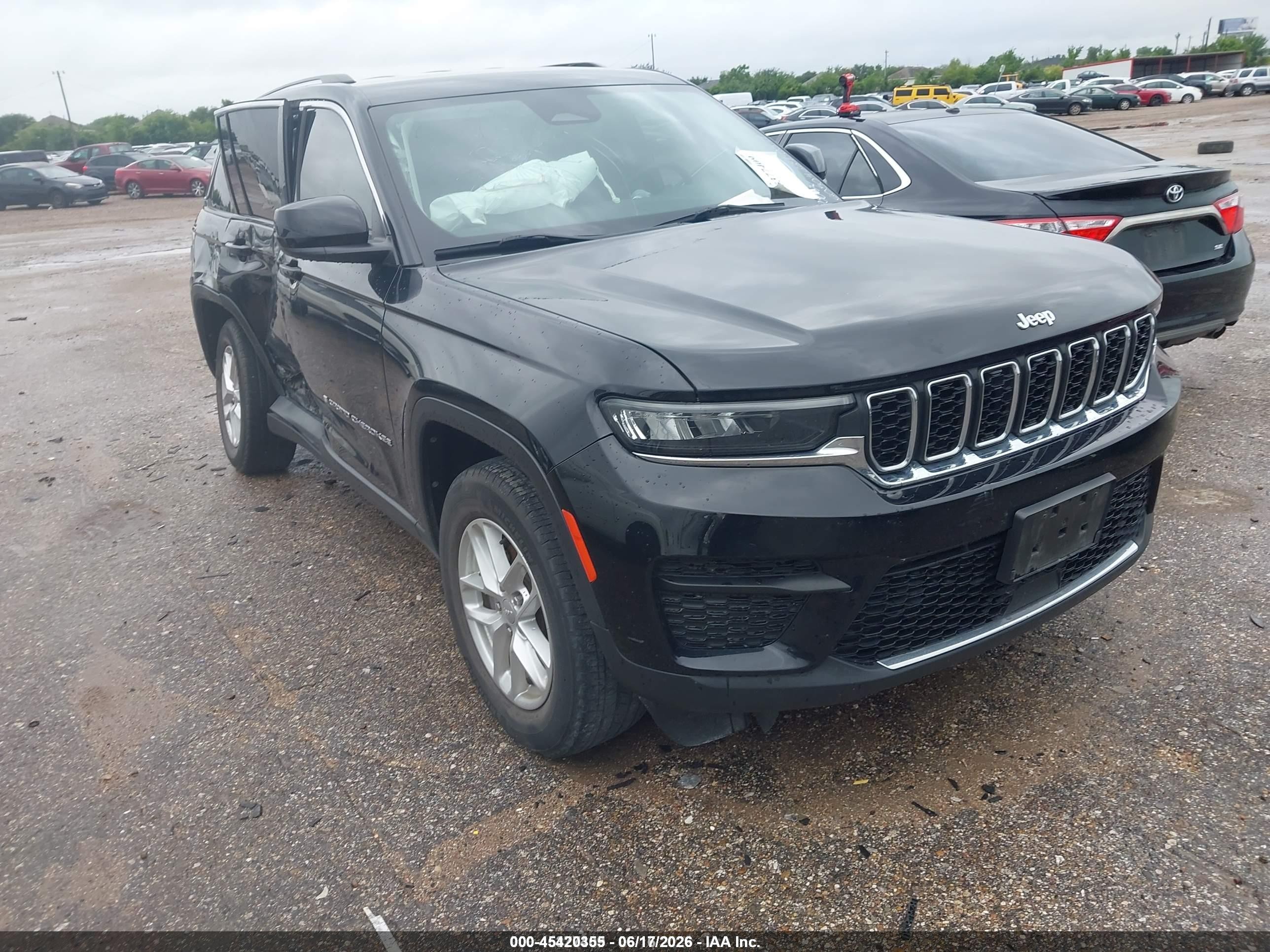 2023 Jeep Grand Cherokee Laredo, VIN 1C4RJGAG9PC525074 — Side
