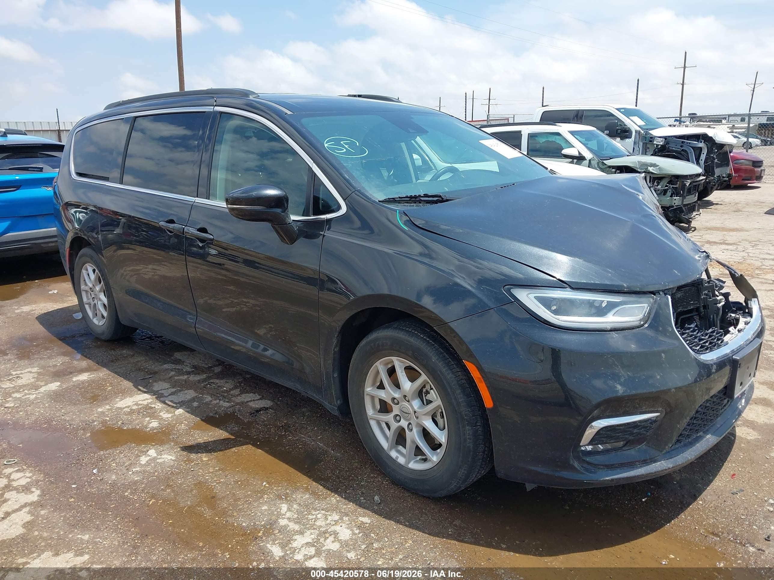 2022 Chrysler Pacifica Touring L, VIN 2C4RC1BG4NR229485 — Перед
