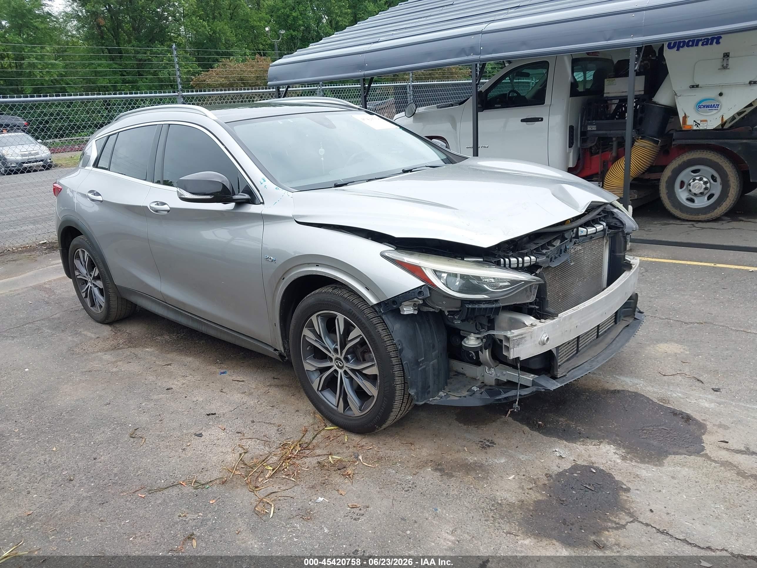 2017 Infiniti QX30 Premium, VIN SJKCH5CR9HA029514 — Front end
