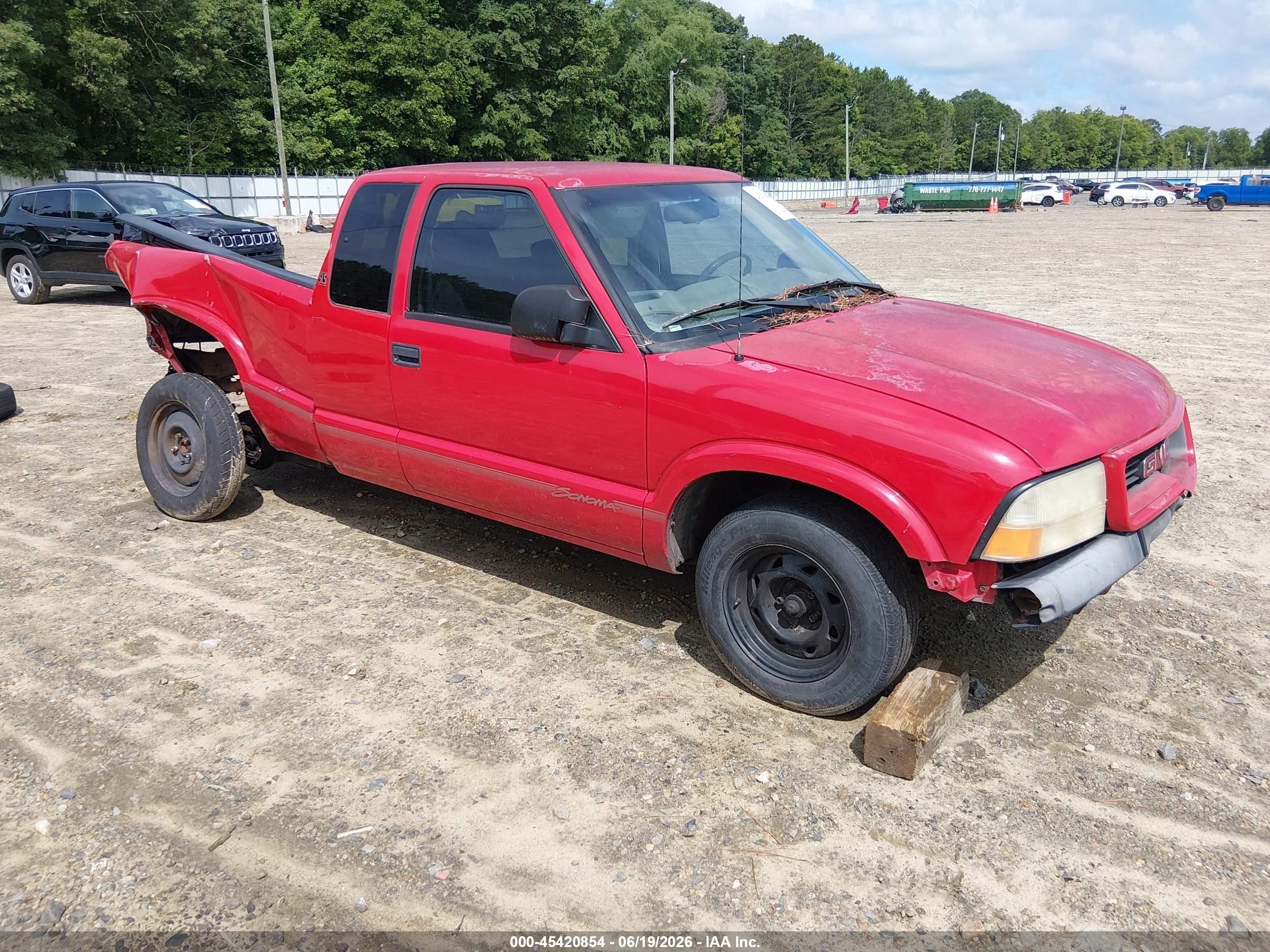 1999 GMC Sonoma SLS, VIN 1GTCS19X3X8516622 — Rear end