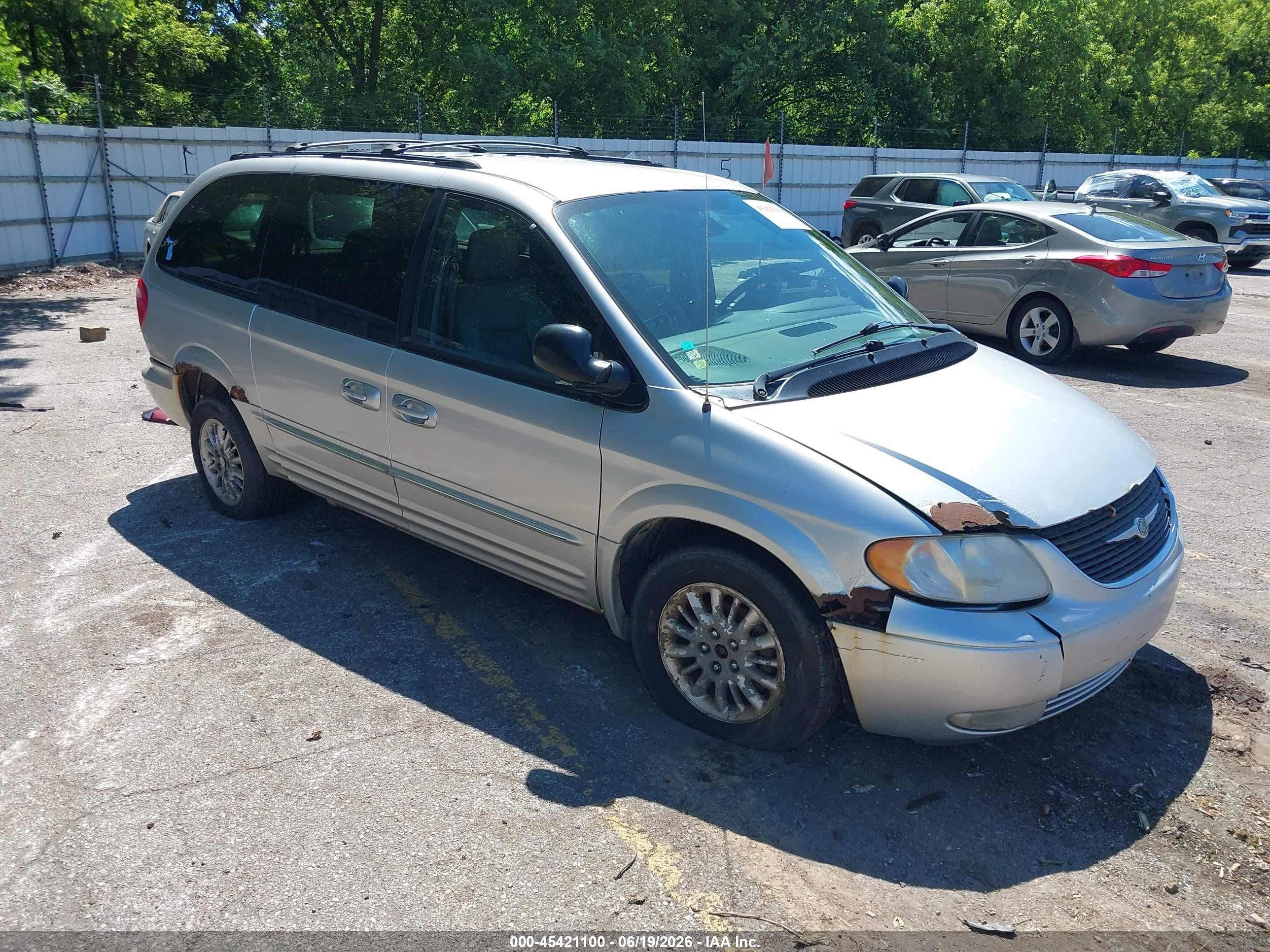 2004 Chrysler Town & Country Touring, VIN 2C4GP54L94R528823 — Normal wear