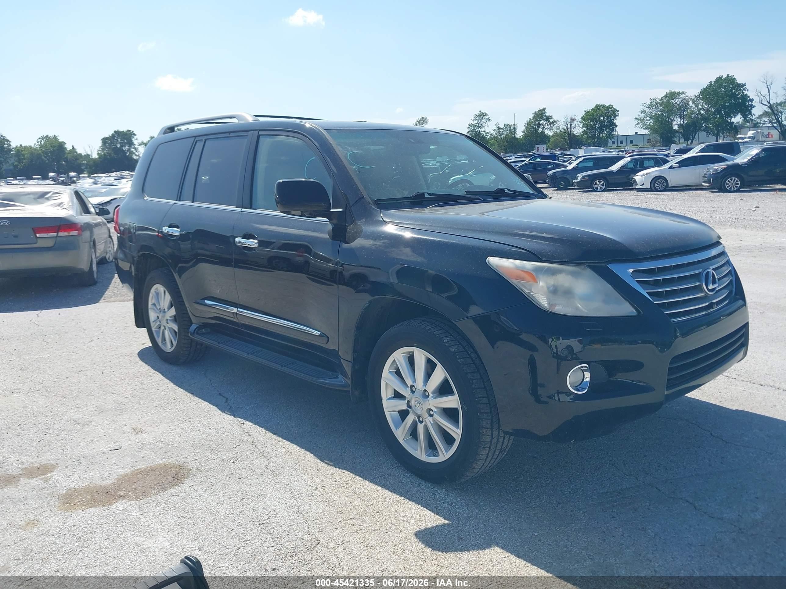 2010 Lexus LX 570, VIN JTJHY7AX0A4044832 — Зад