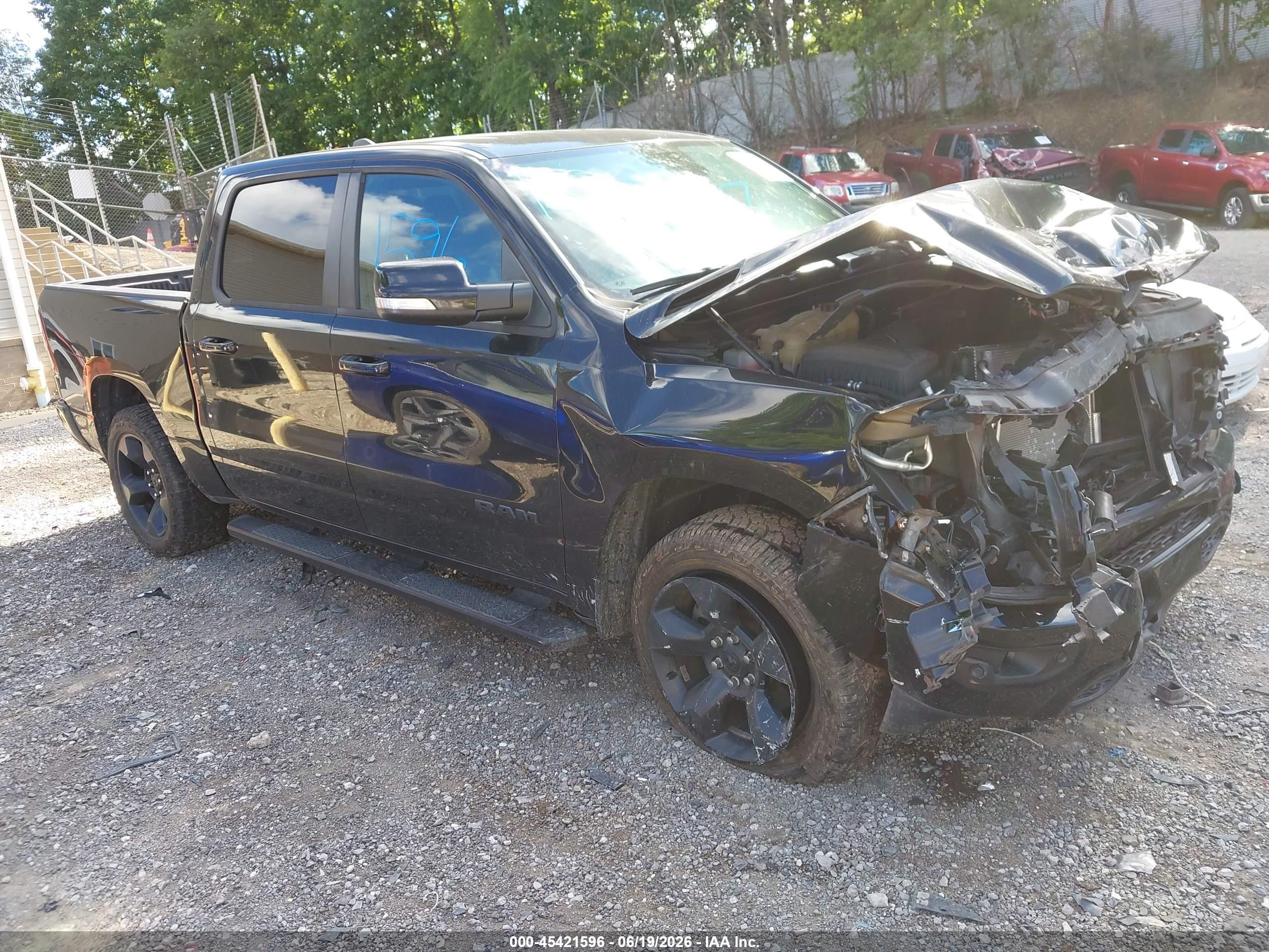 2019 Ram 1500 Big Horn, VIN 1C6RRFFG6KN845484 — Перед