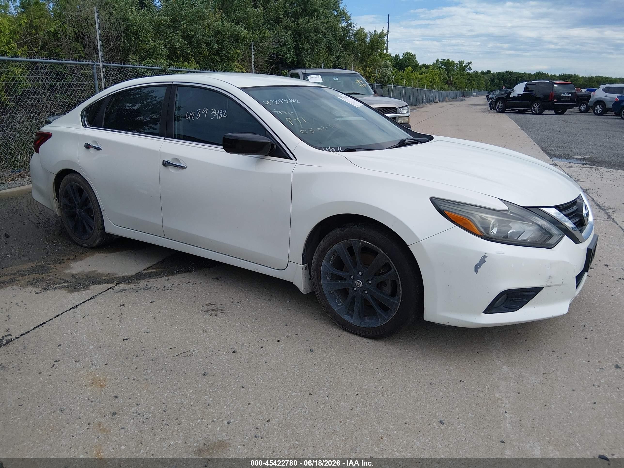 2017 Nissan Altima SV, VIN 1N4AL3AP8HC184709 — Rear end