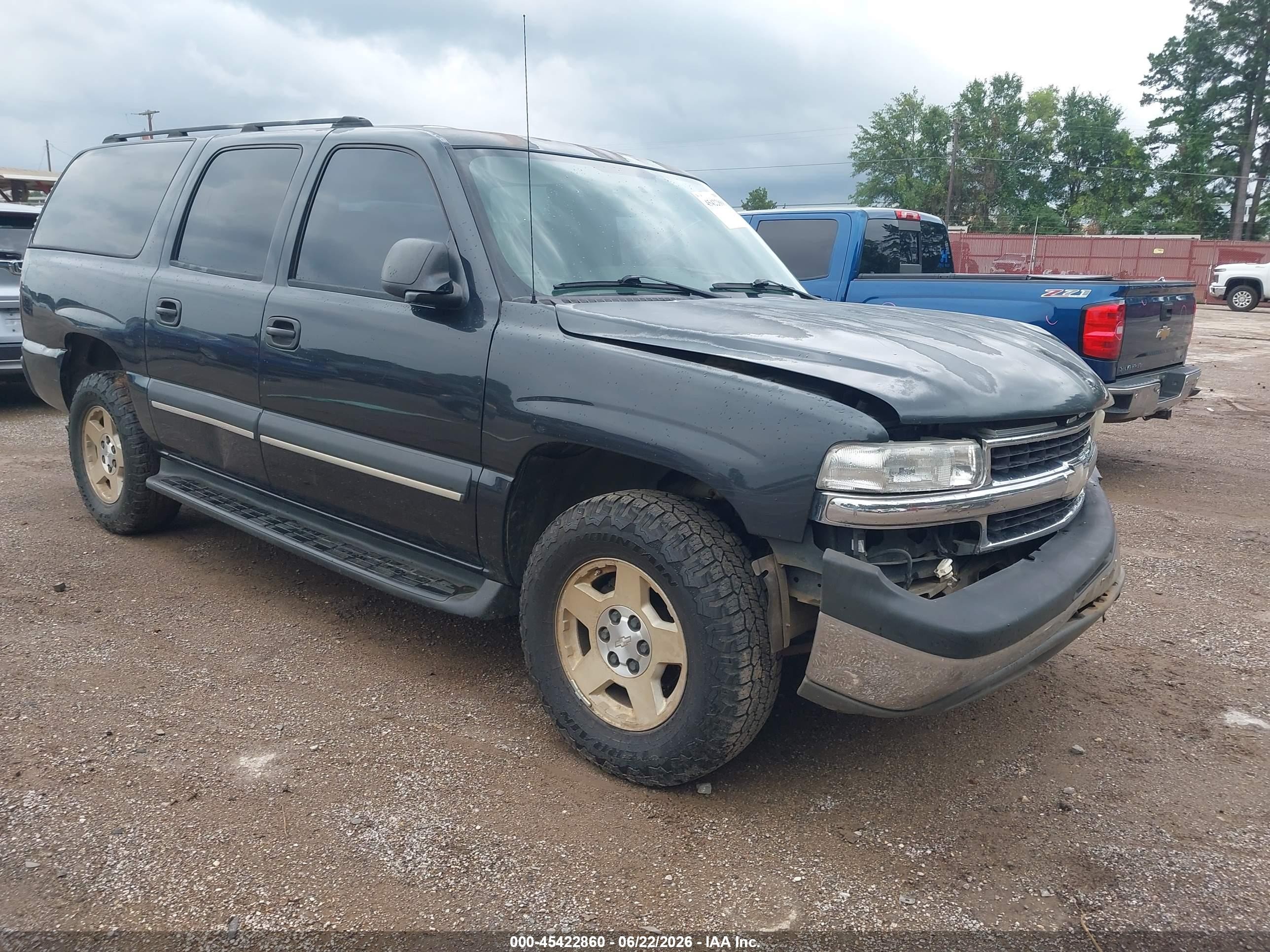 2004 Chevrolet Suburban LT, VIN 1GNEC16Z04J176630 — Front end