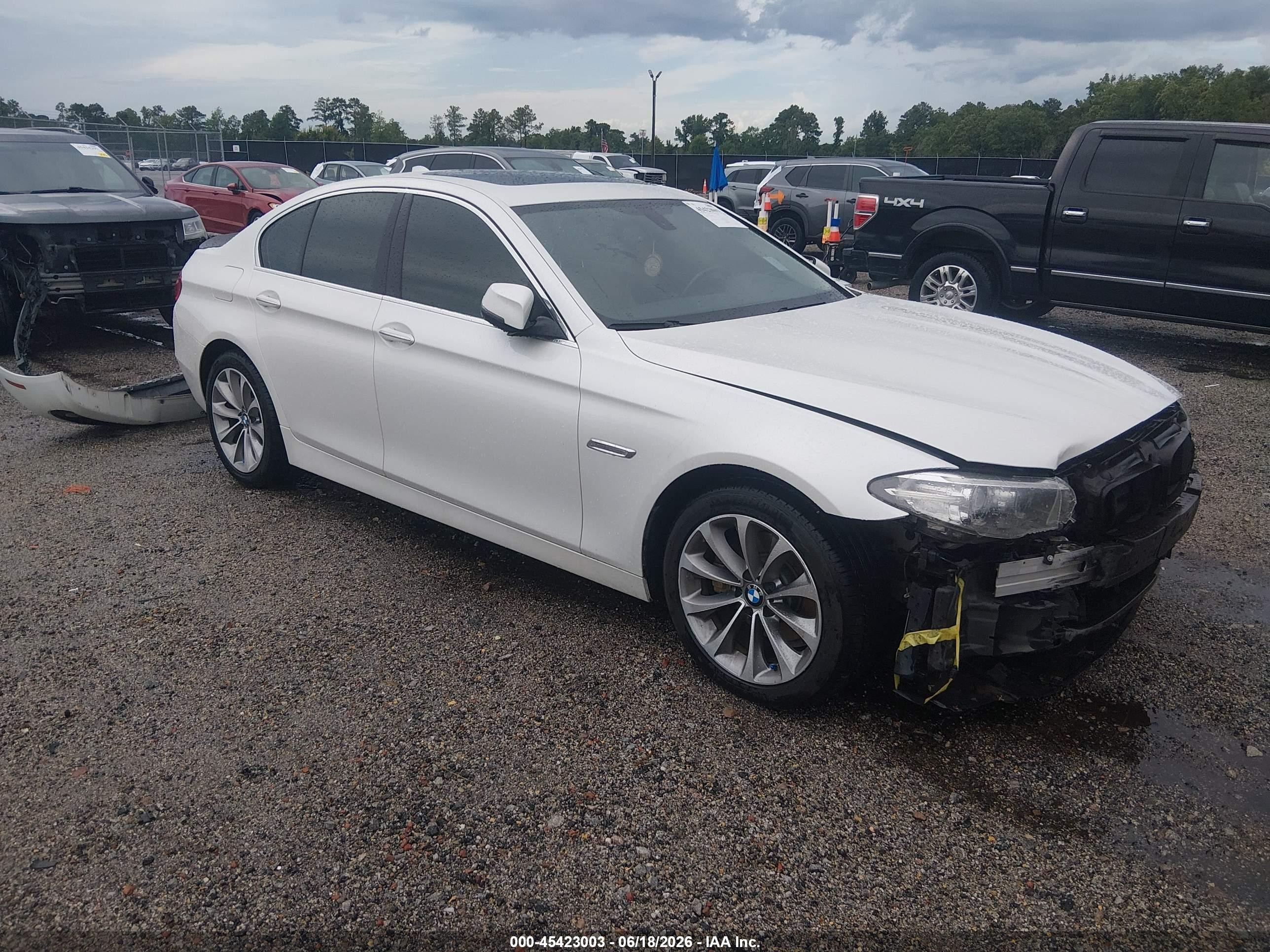 2016 BMW 5 Series 528i, VIN WBA5A5C54GG348079 — Front end