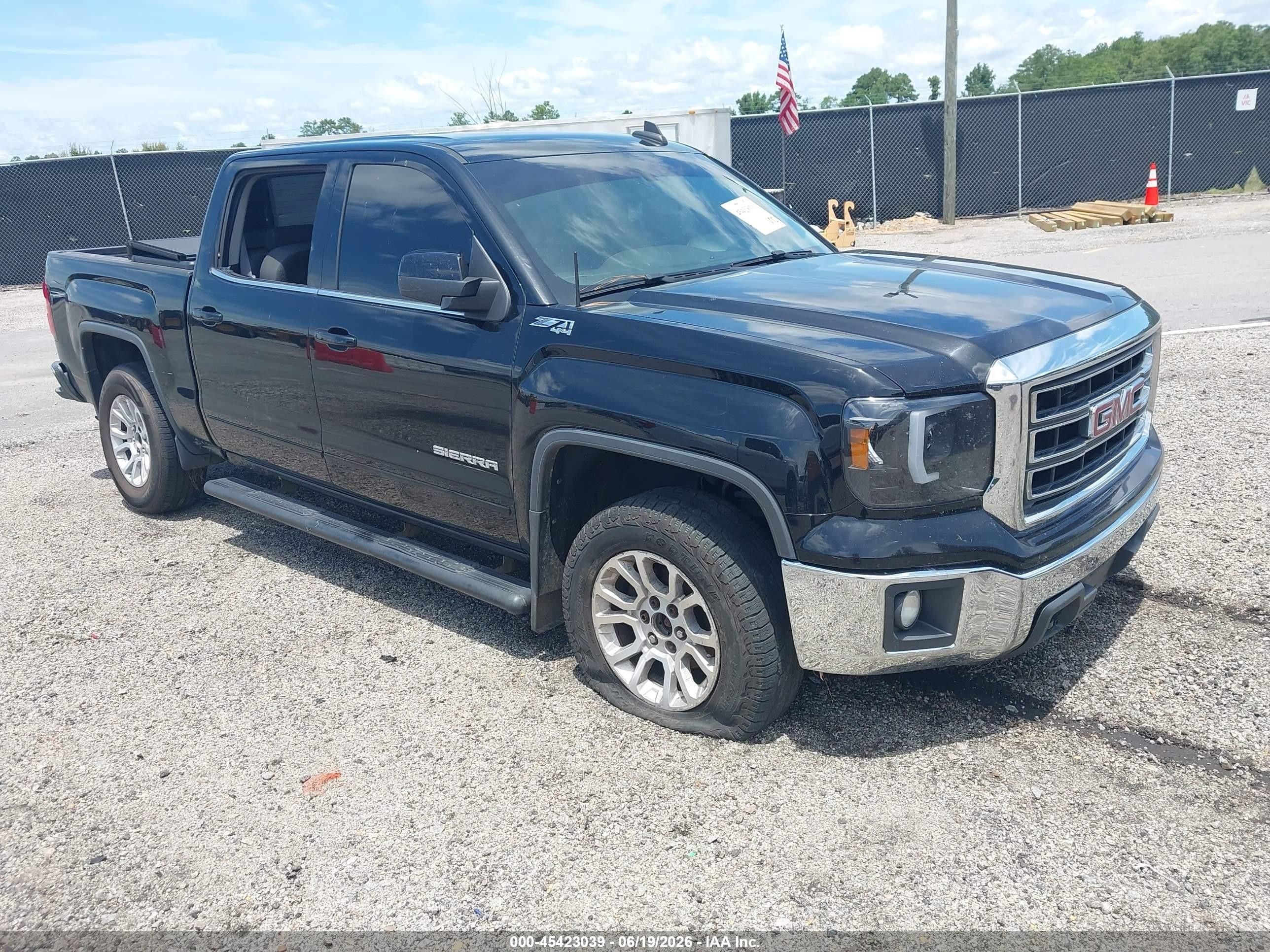 2015 GMC Sierra 1500 SLE, VIN 3GTU2UEC0FG281887 — Бок