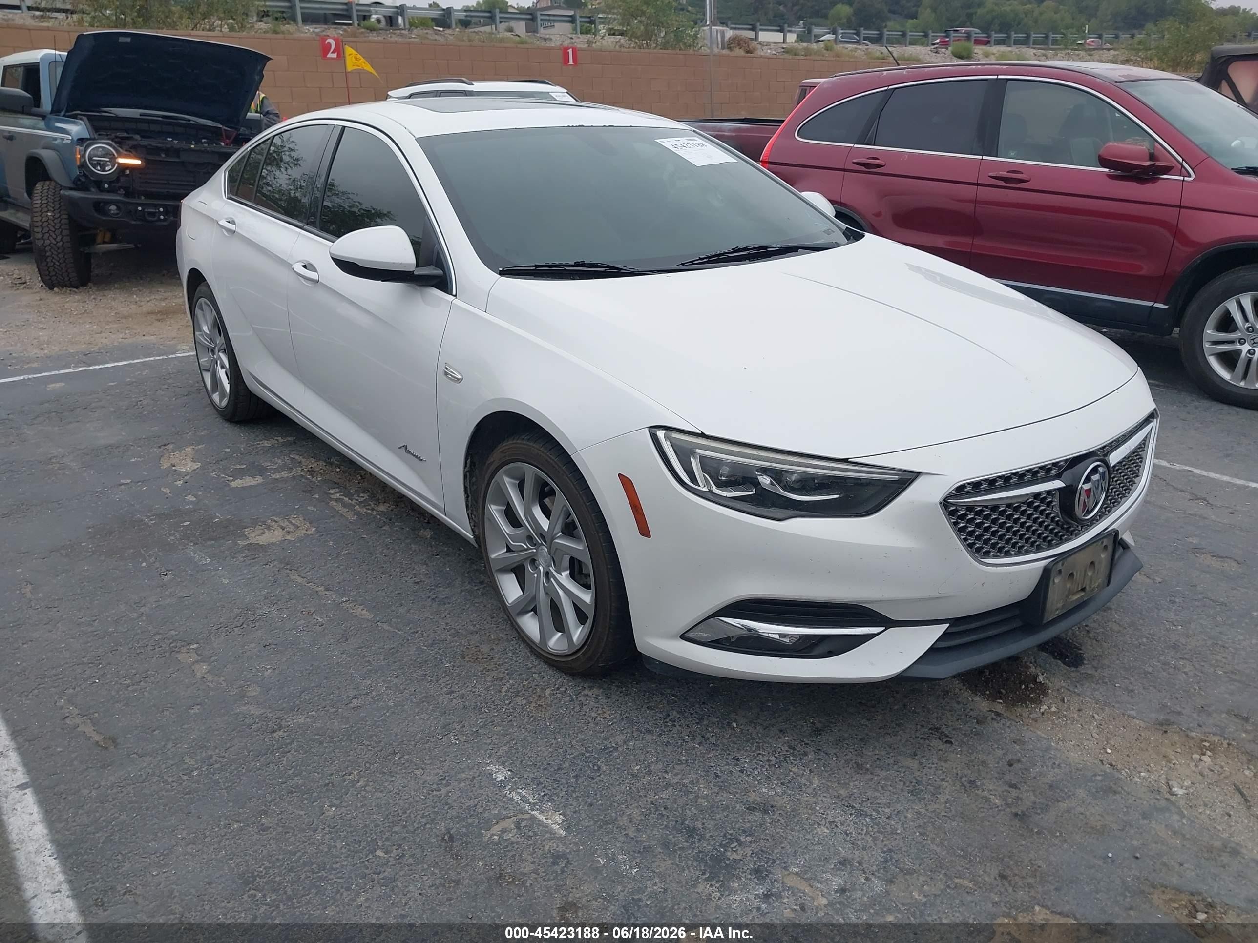 2020 Buick Regal Avenir, VIN W04GW6SXXL1015625 — Бок