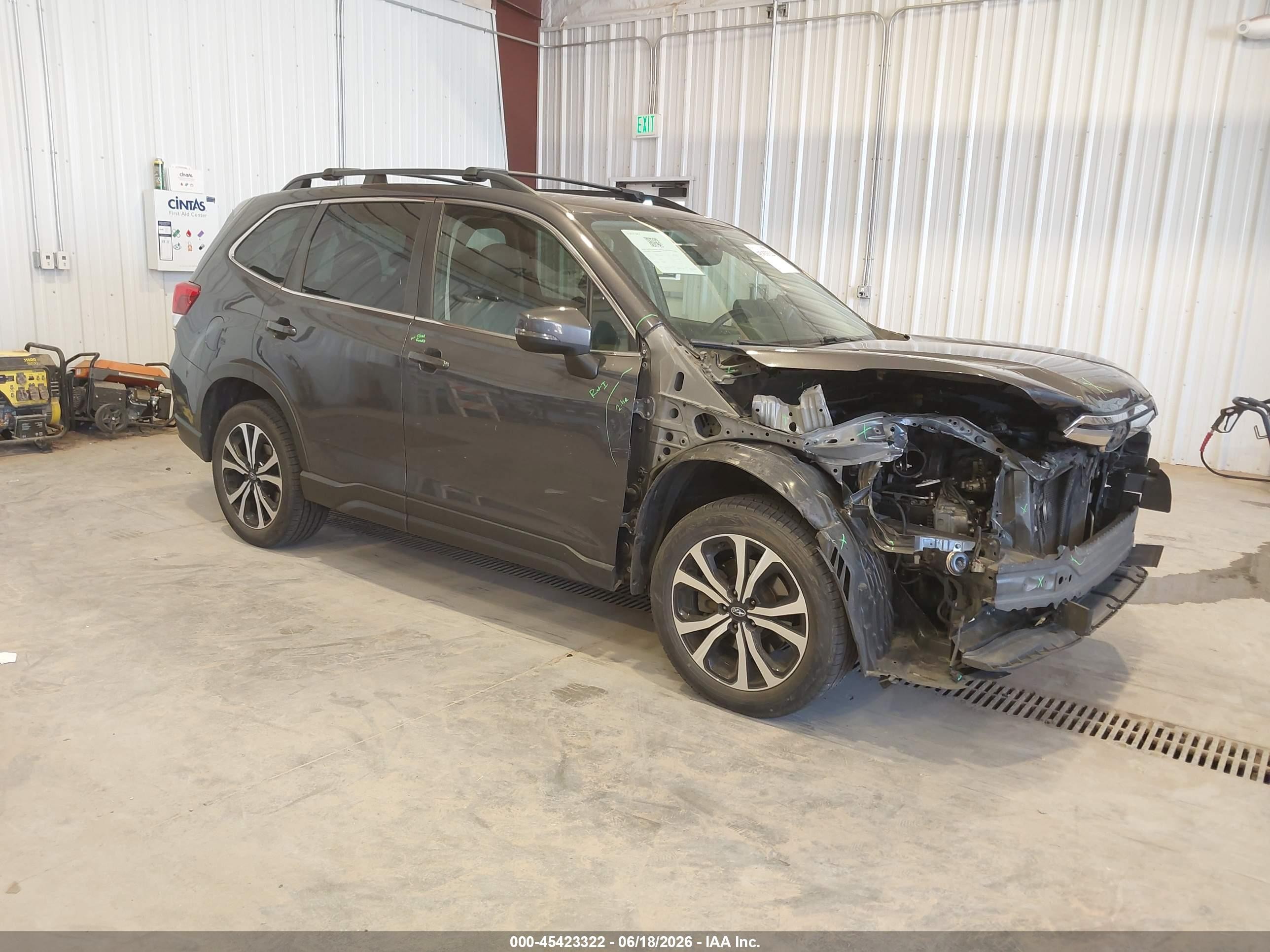 2020 Subaru Forester Limited, VIN JF2SKAUC7LH610904 — Front end