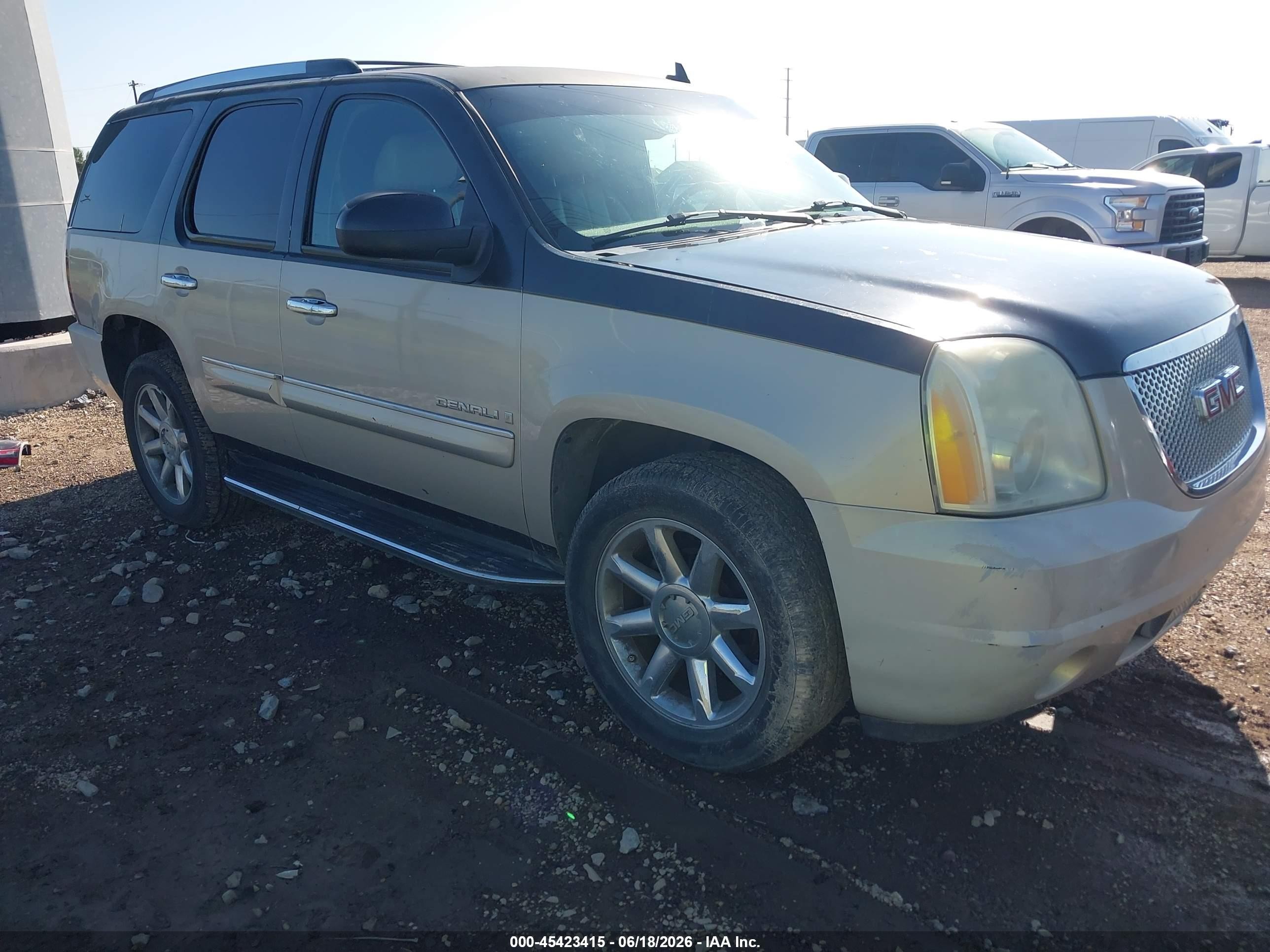 2007 GMC Yukon Denali, VIN 1GKFK63847J185347 — Rear end
