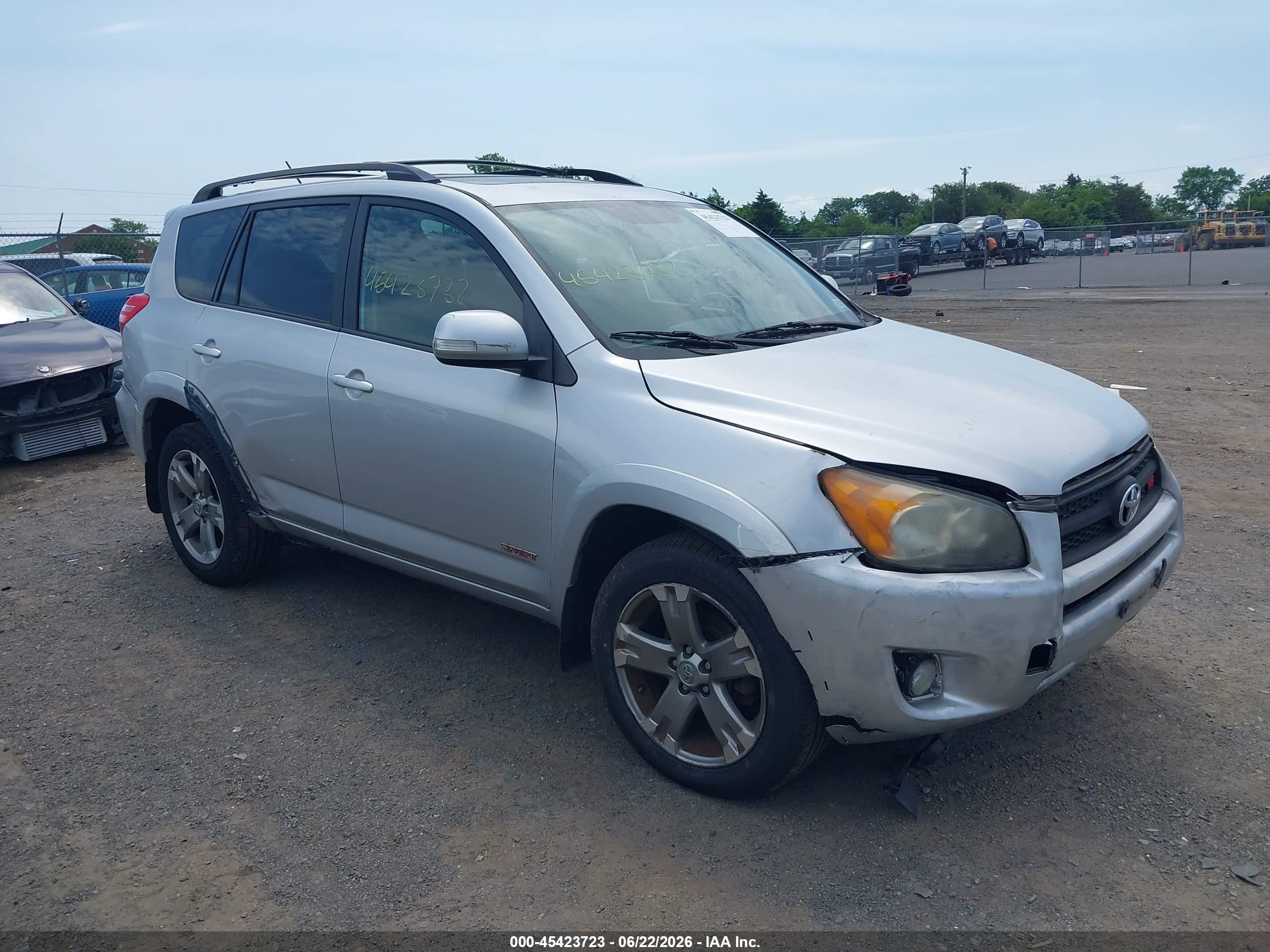 2009 Toyota RAV4 Sport, VIN JTMBK32V095083040 — Normal wear