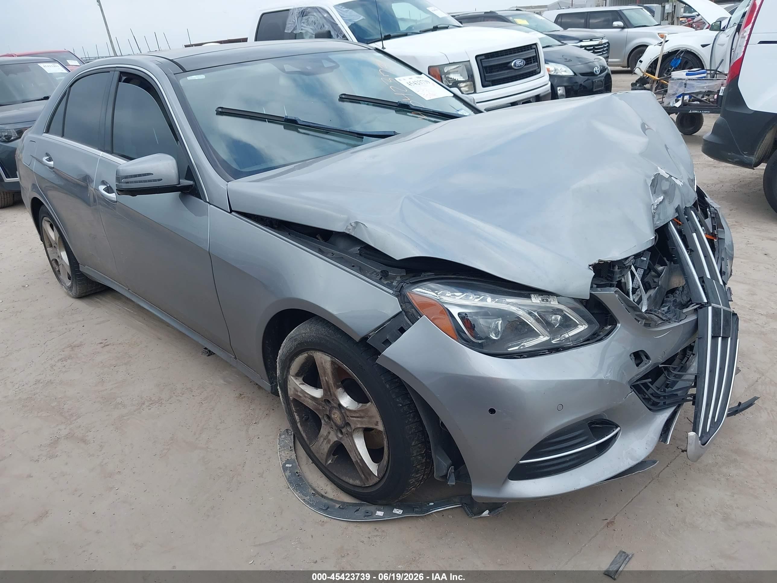 2014 Mercedes-Benz E 250 Luxury, VIN WDDHF0EB2EA995285 — Front end