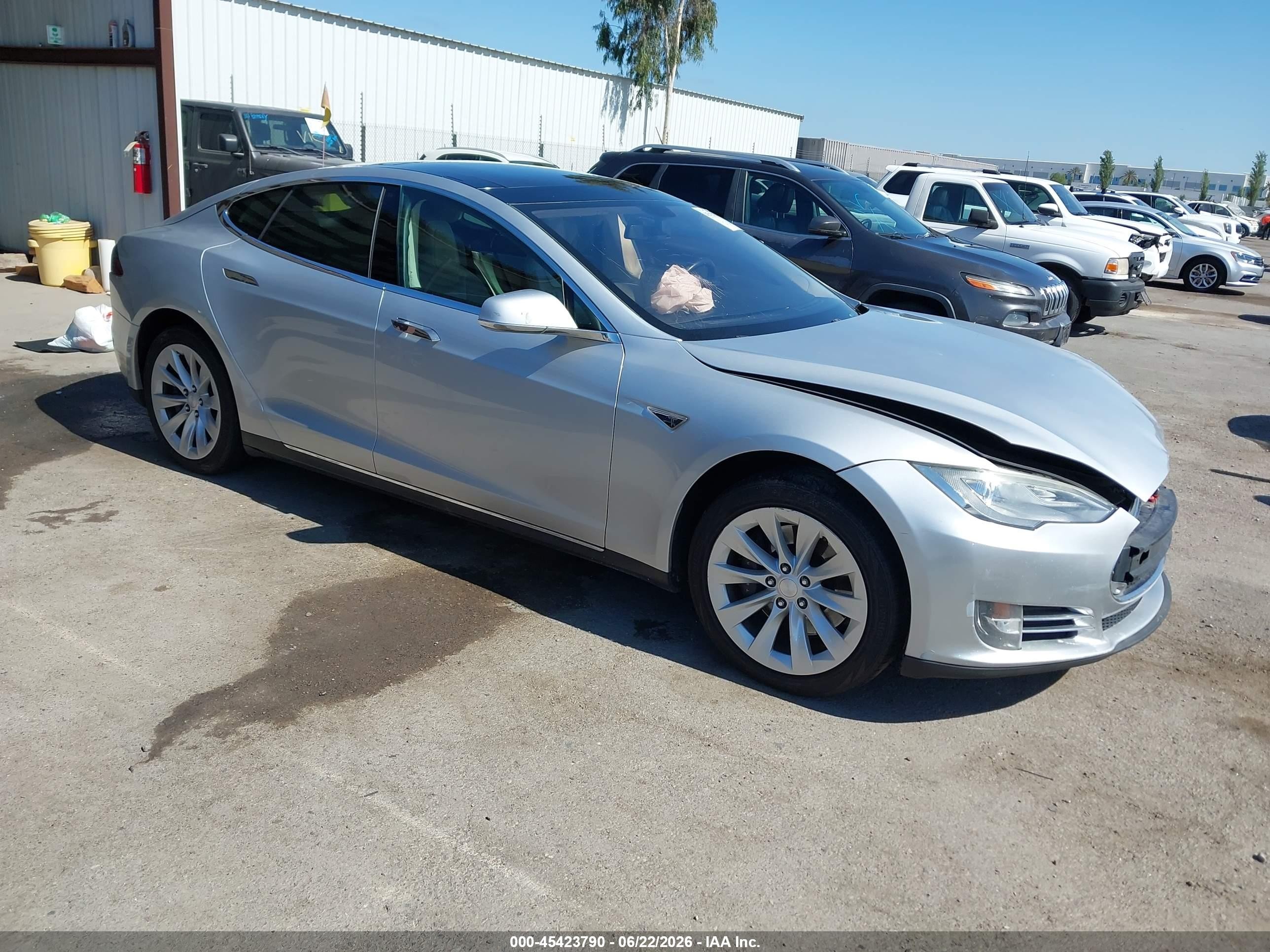 2014 Tesla Model S 60, VIN 5YJSA1H18EFP51512 — Фото с аукциона