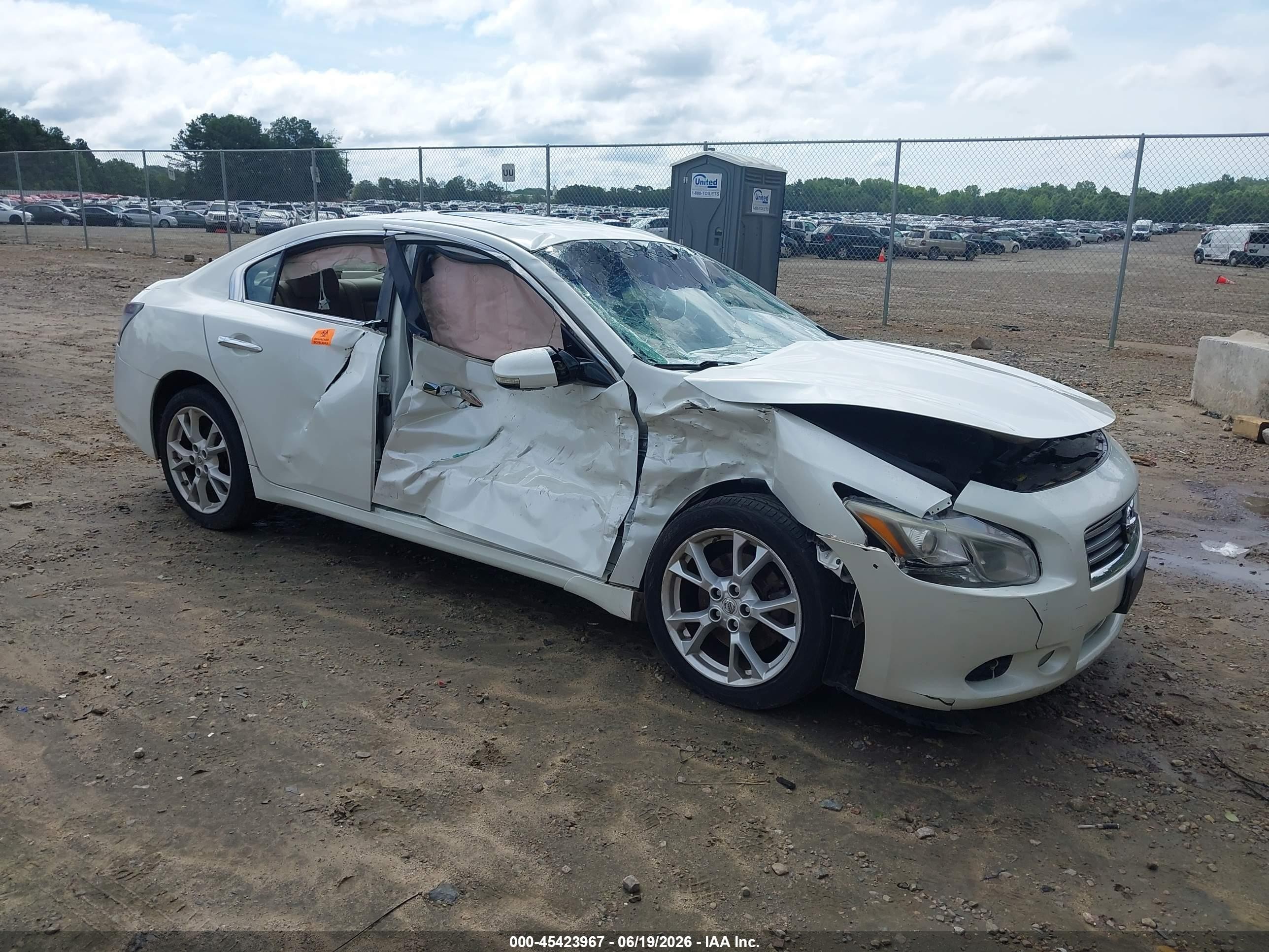 2014 Nissan Maxima SV, VIN 1N4AA5AP3EC476863 — Бок