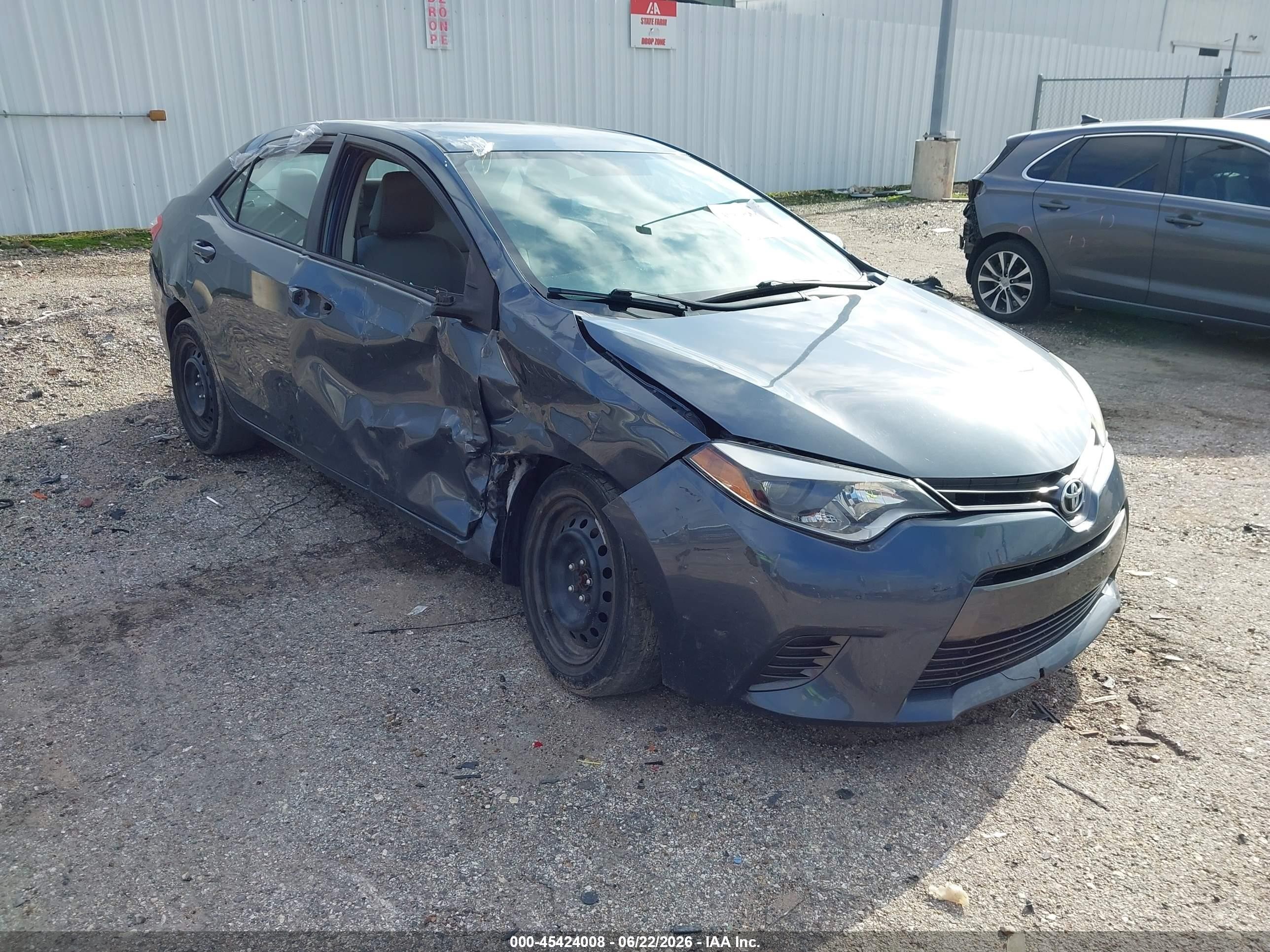 2015 Toyota Corolla LE, VIN 5YFBURHE1FP310092 — Side