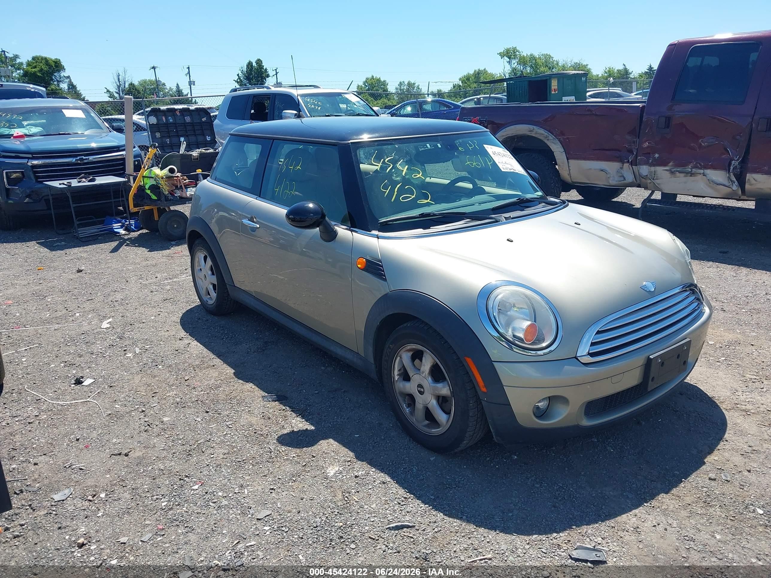 2007 MINI Hardtop, VIN WMWMF33587TT56856 — Перед