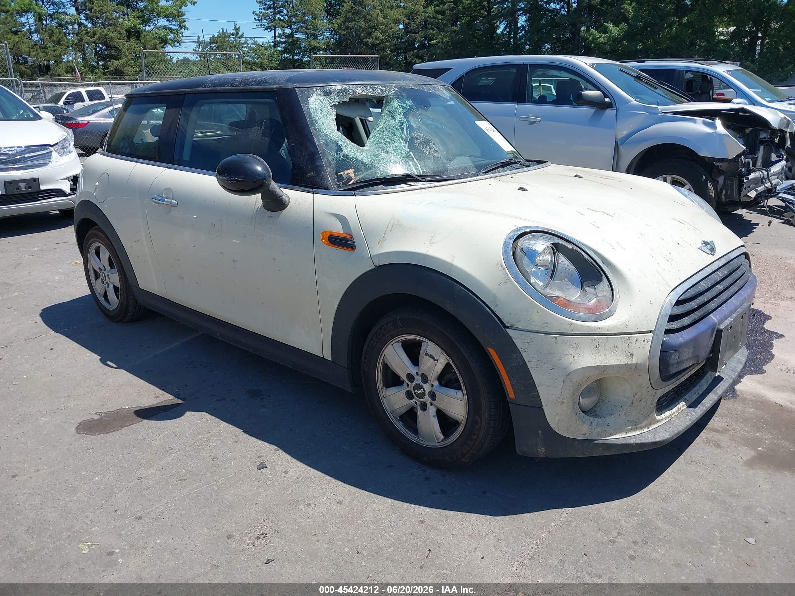 2016 MINI Hardtop, VIN WMWXP5C54GT739926 — Перед