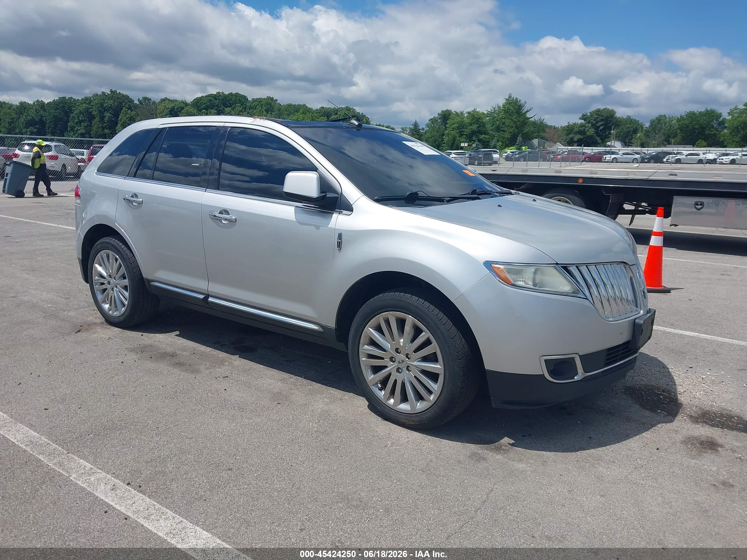 2011 Lincoln MKX, VIN 2LMDJ8JK9BBJ16876 — Roof