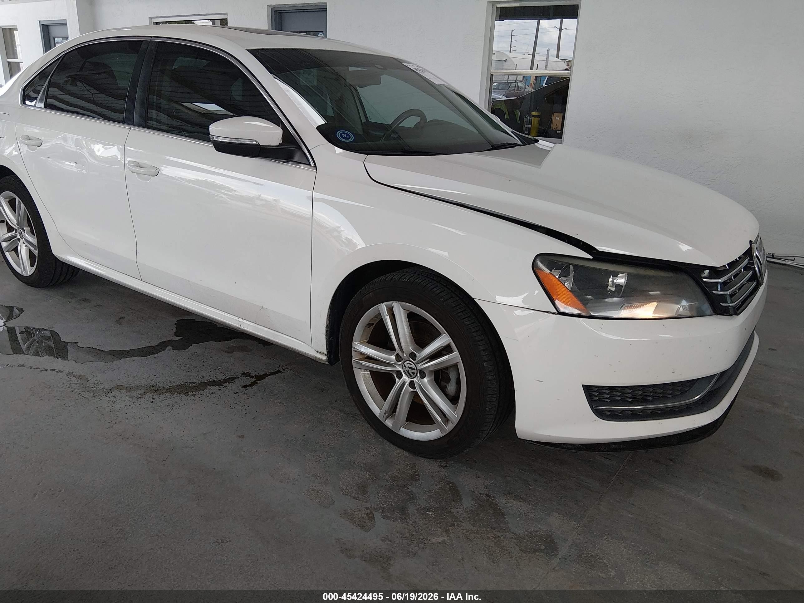 2014 Volkswagen Passat SE, VIN 1VWBN7A3XEC052802 — Front end