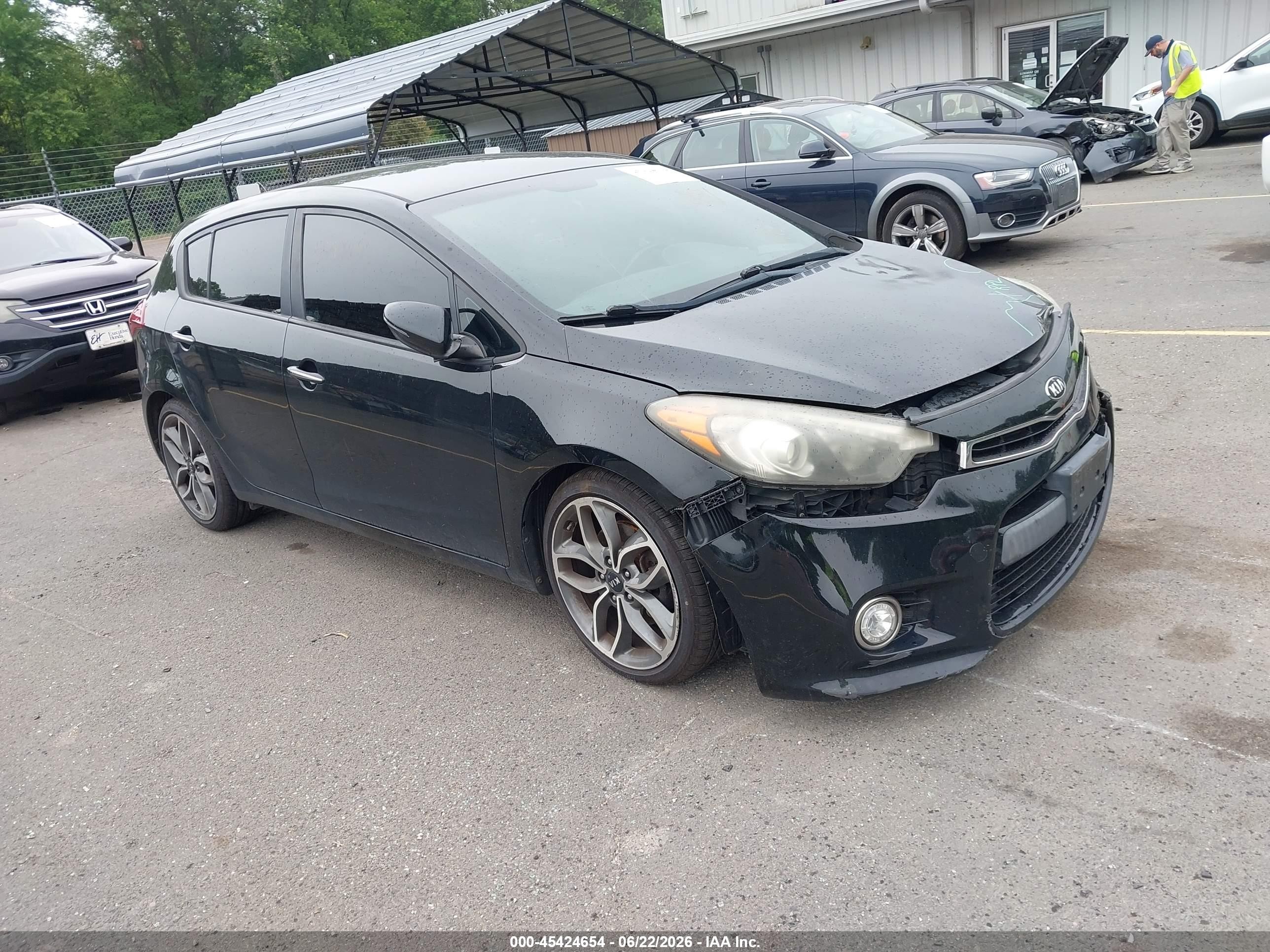 2016 Kia Forte SX, VIN KNAFZ5A39G5494813 — Перед